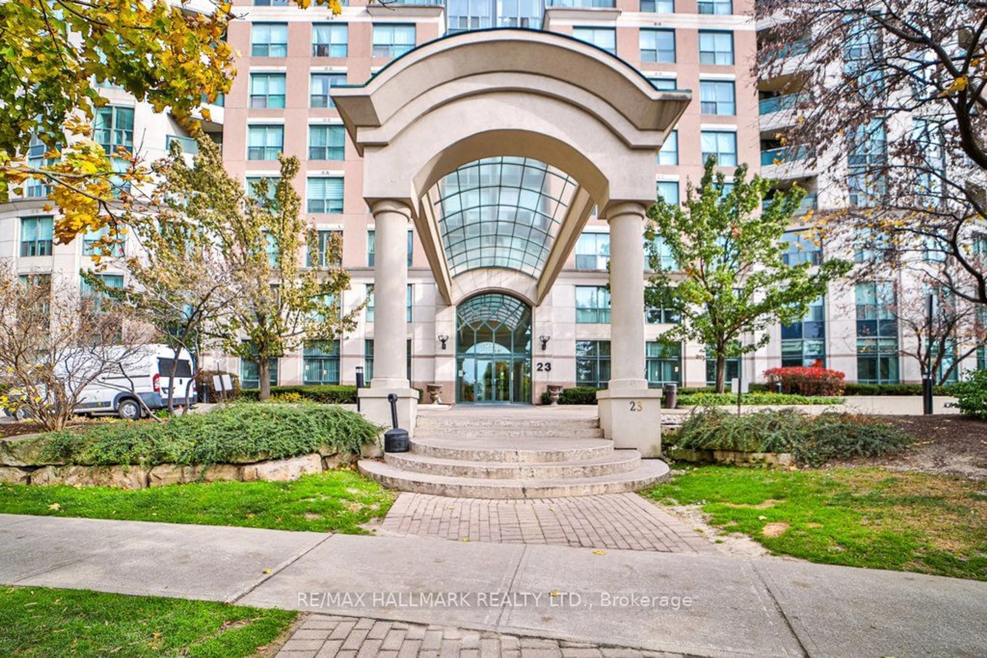 Indoor foyer for 23 Lorraine Dr #315, Toronto Ontario M2N 6Z6