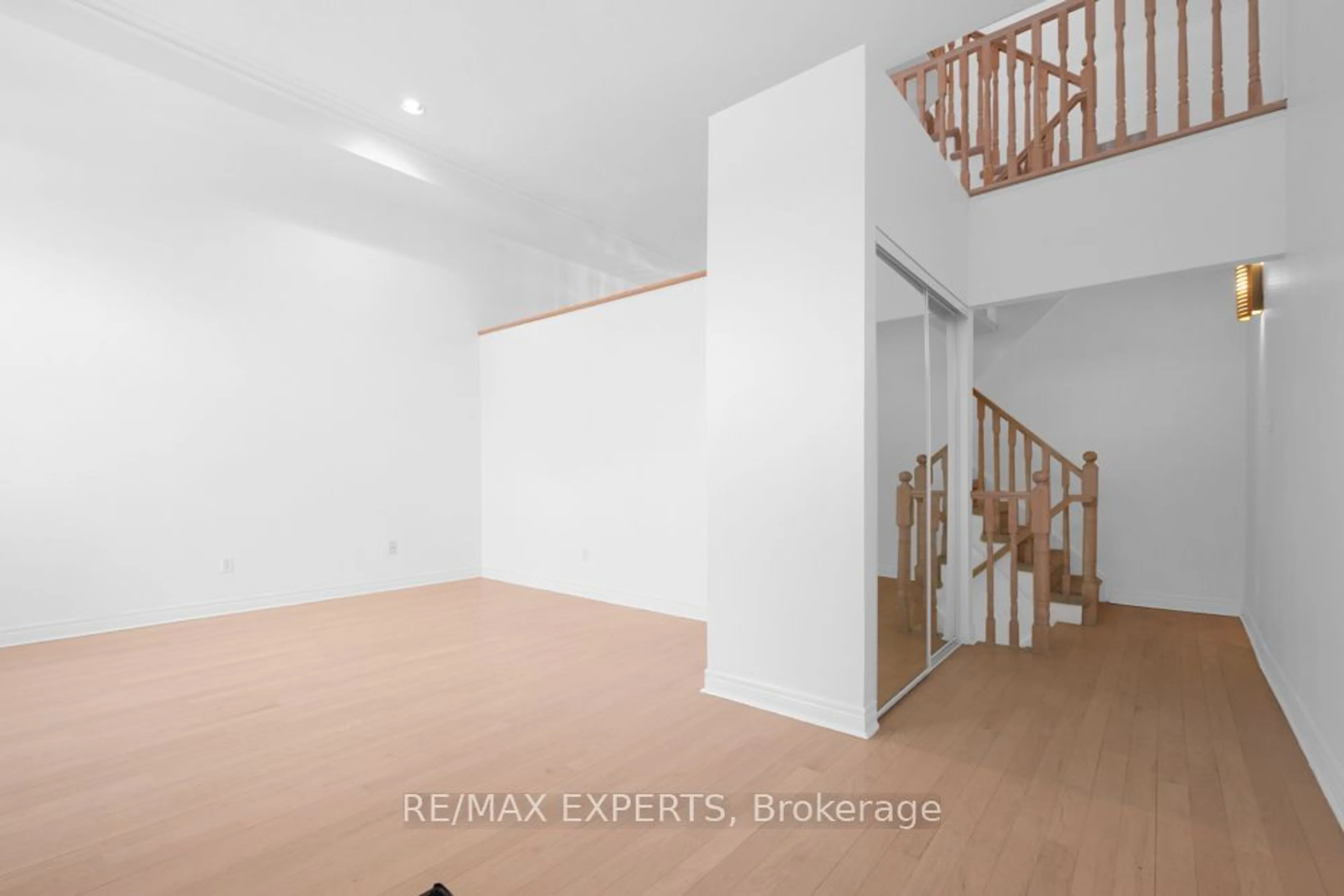 Indoor foyer for 3348 Bayview Ave #K, Toronto Ontario M2M 3R9