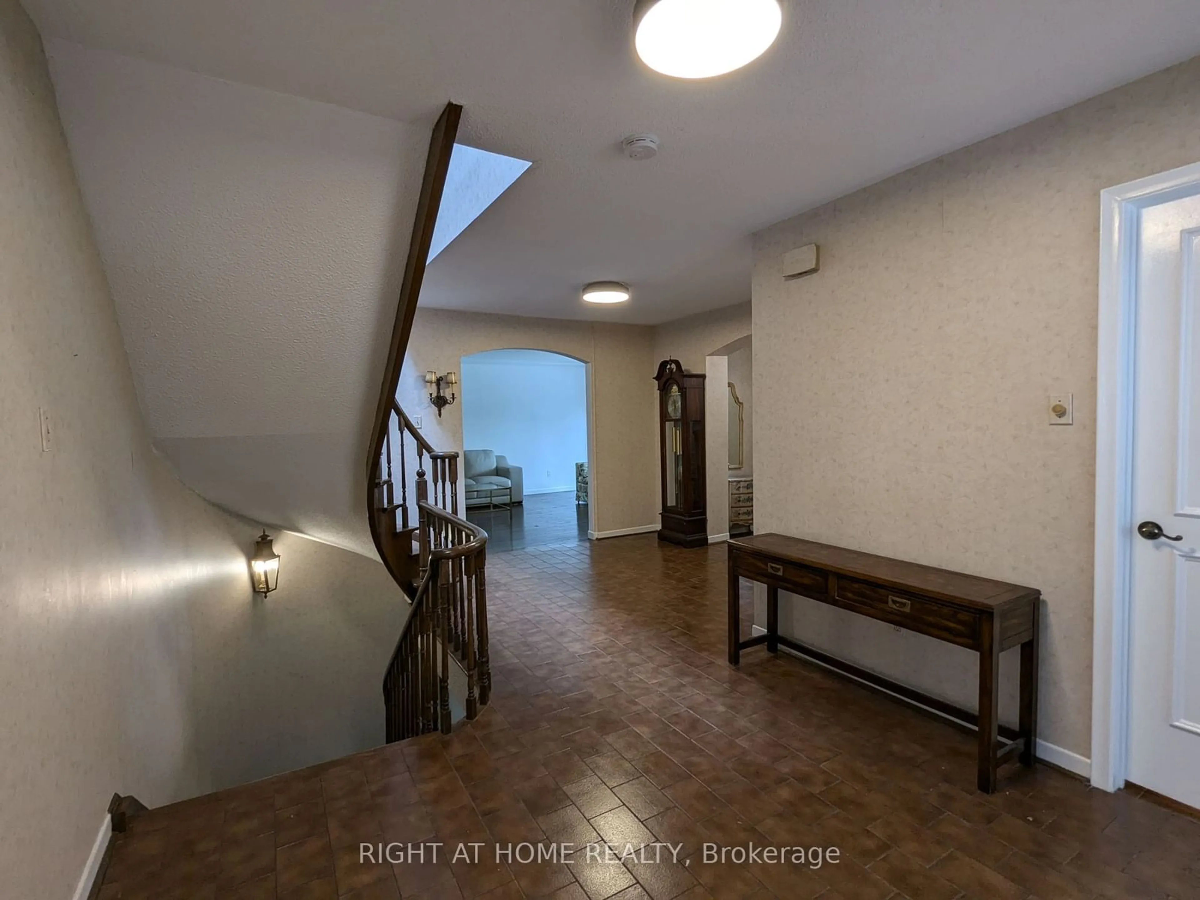 Indoor foyer for 15 Nevada Ave, Toronto Ontario M2M 3N9