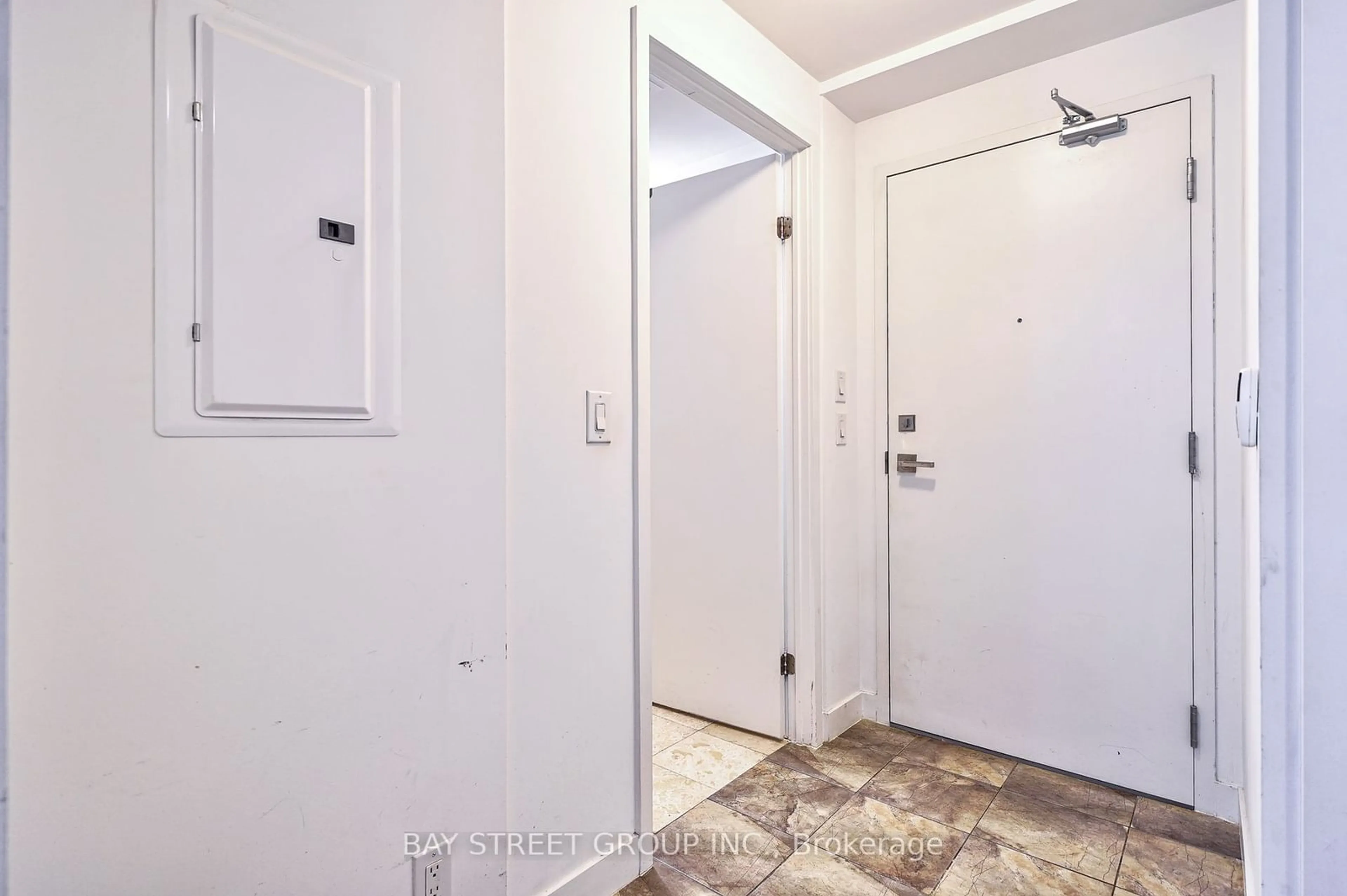 Indoor entryway for 14 York St #3410, Toronto Ontario M5J 0B1