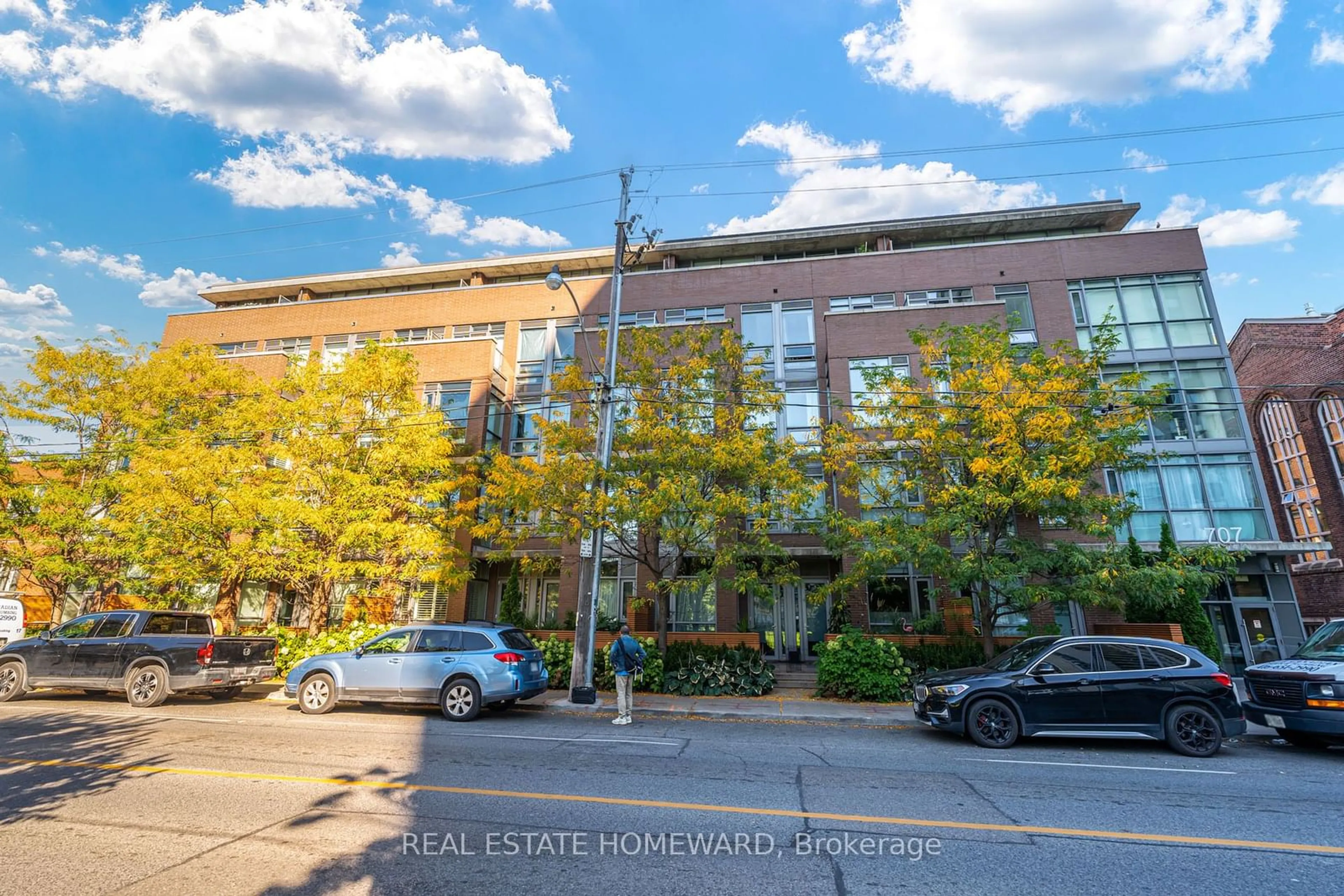 A pic from outside/outdoor area/front of a property/back of a property/a pic from drone, street for 707 Dovercourt Rd #109, Toronto Ontario M6H 2W7