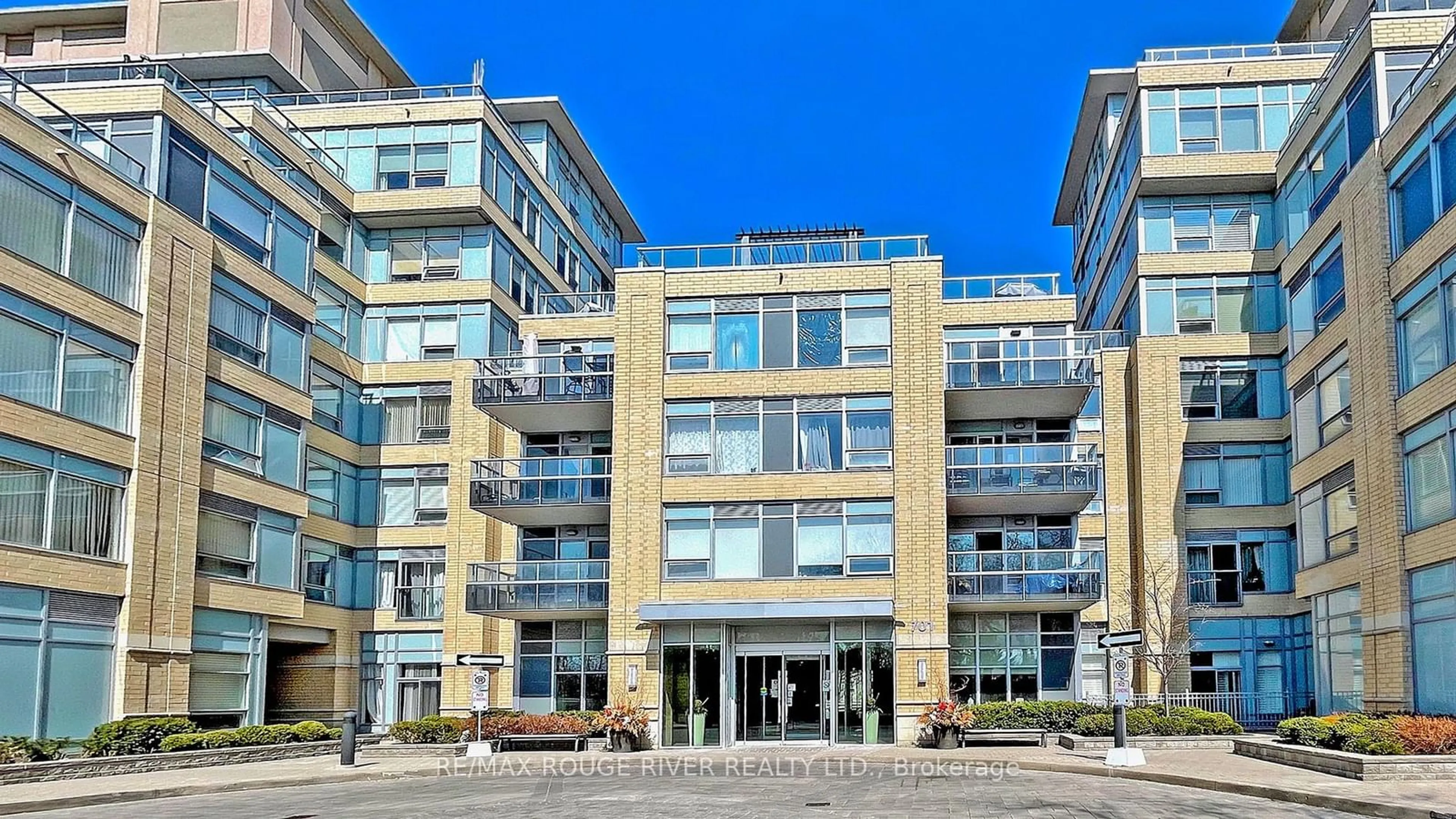 Indoor foyer for 701 Sheppard Ave #702, Toronto Ontario M3H 0B2