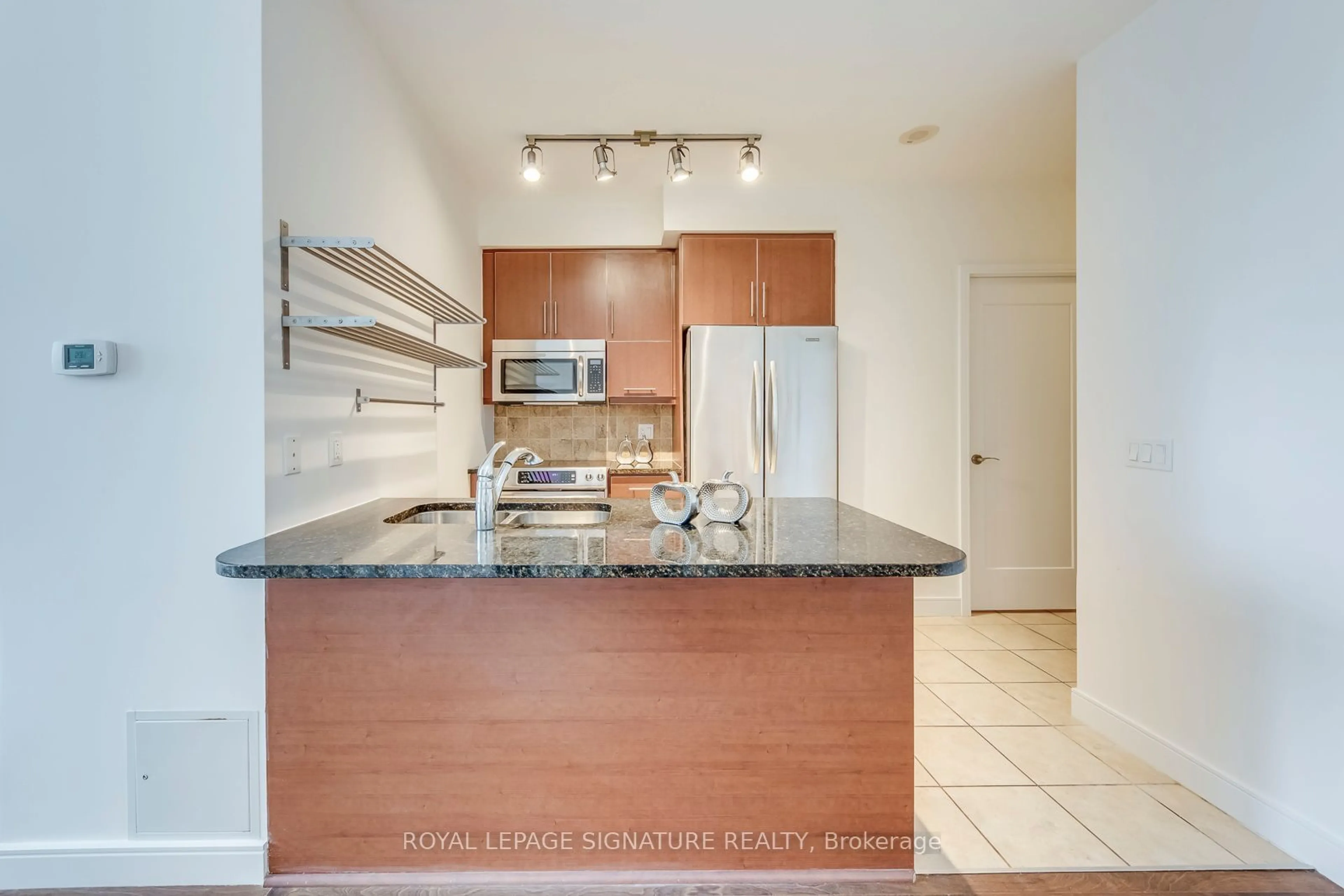 Standard kitchen, ceramic/tile floor for 825 Church St #921, Toronto Ontario M4W 3Z4