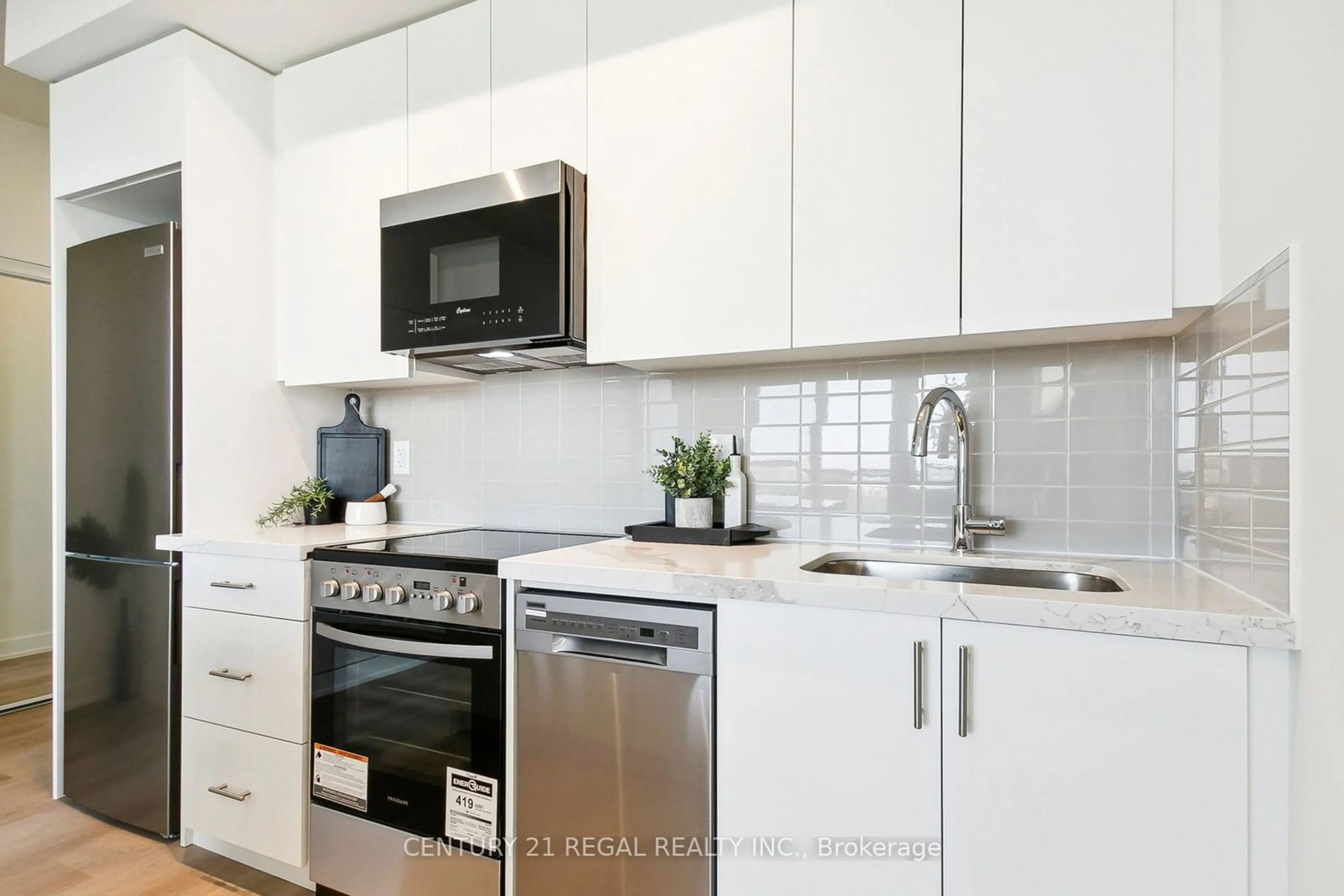 Standard kitchen, ceramic/tile floor for 15 Ellerslie Ave #LPH05, Toronto Ontario M2N 0L7