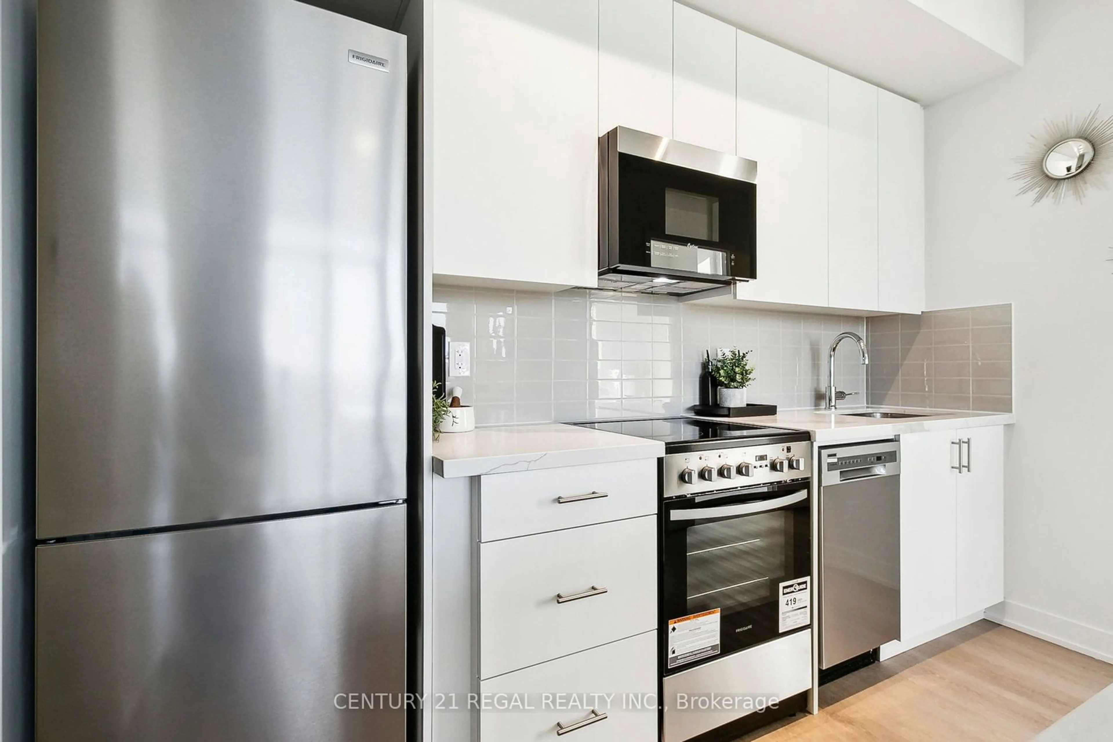 Standard kitchen, unknown for 15 Ellerslie Ave #LPH05, Toronto Ontario M2N 0L7