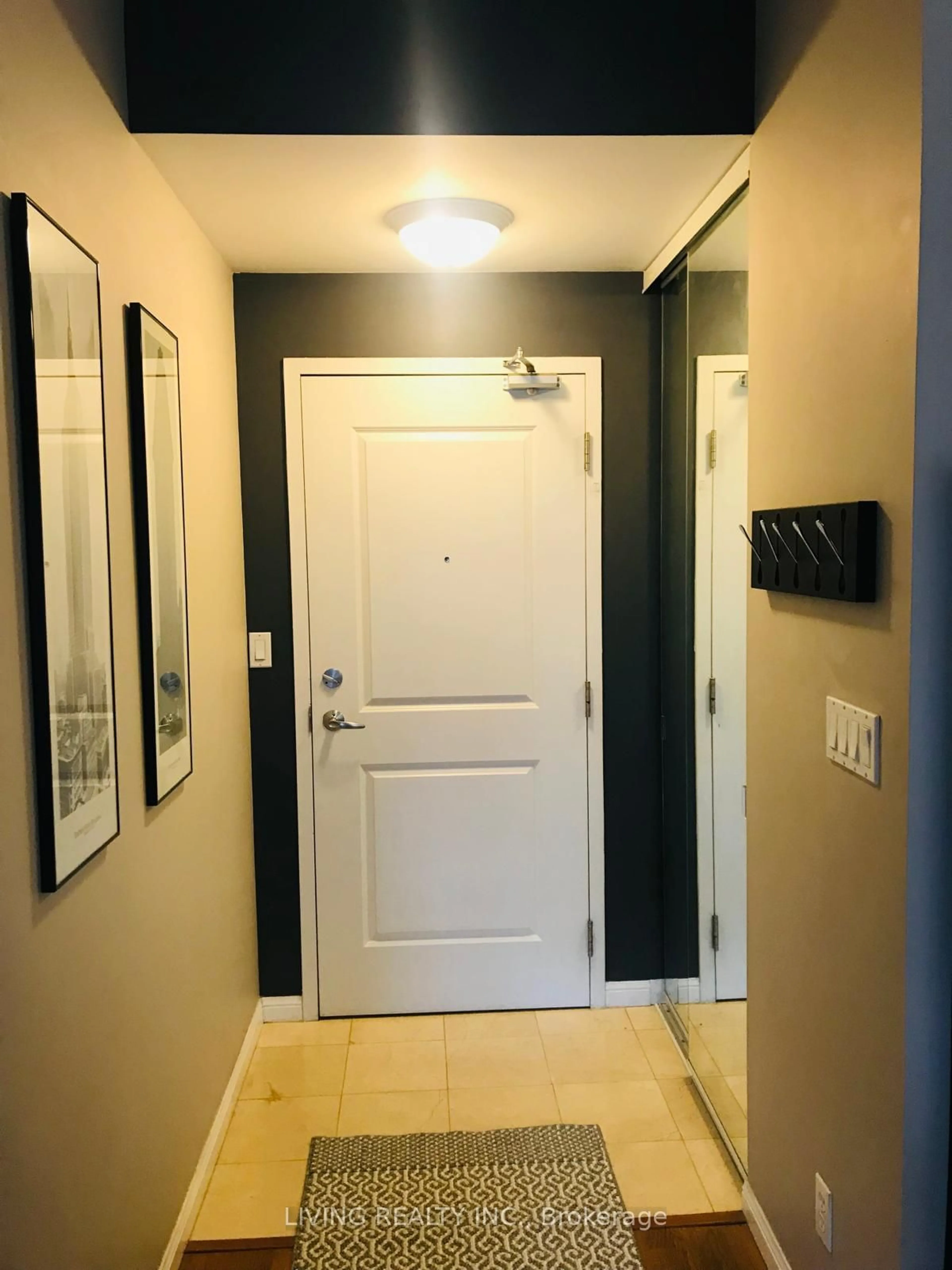 Indoor entryway for 900 Mt Pleasant Rd #511, Toronto Ontario M4P 3J9