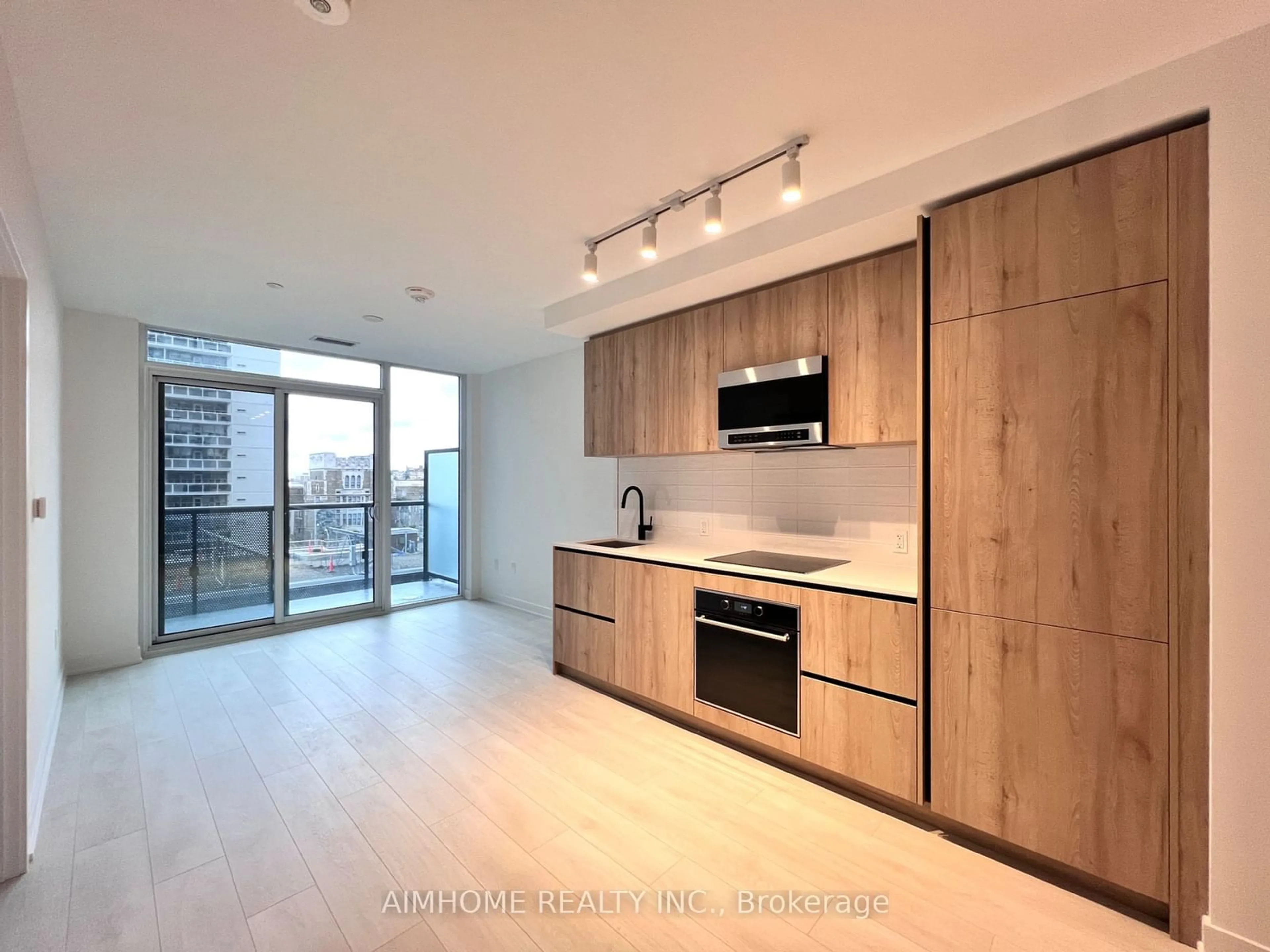 Standard kitchen, wood/laminate floor for 117 Broadway Ave #617, Toronto Ontario M4P 1V3