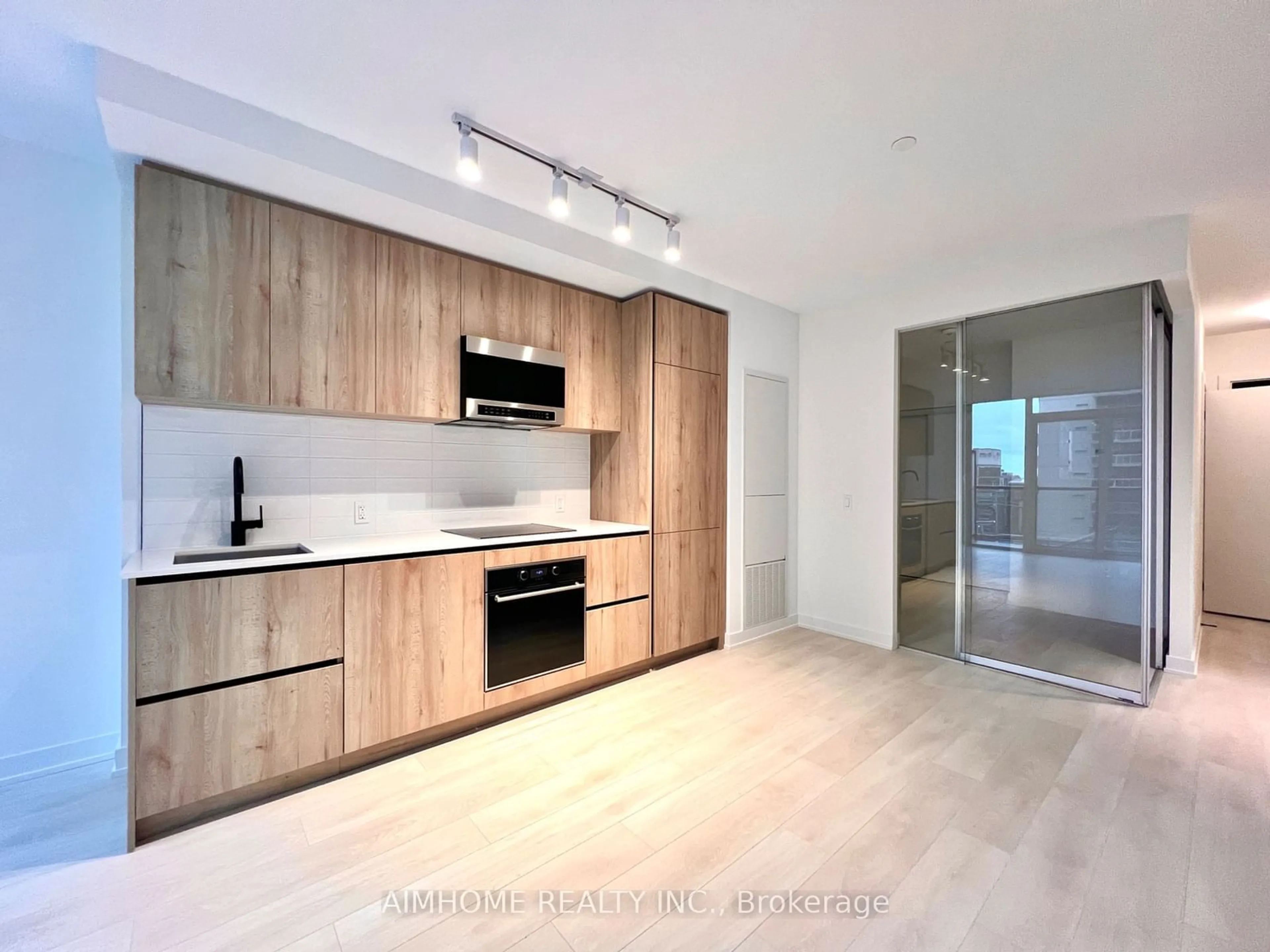 Open concept kitchen, wood/laminate floor for 117 Broadway Ave #617, Toronto Ontario M4P 1V3