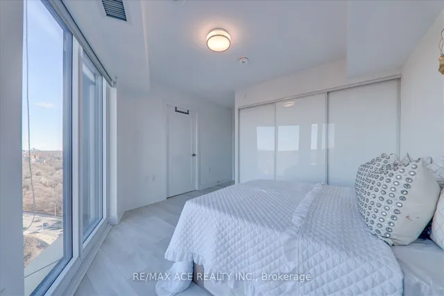 Additional property image - 575 Bloor St Unit 1703