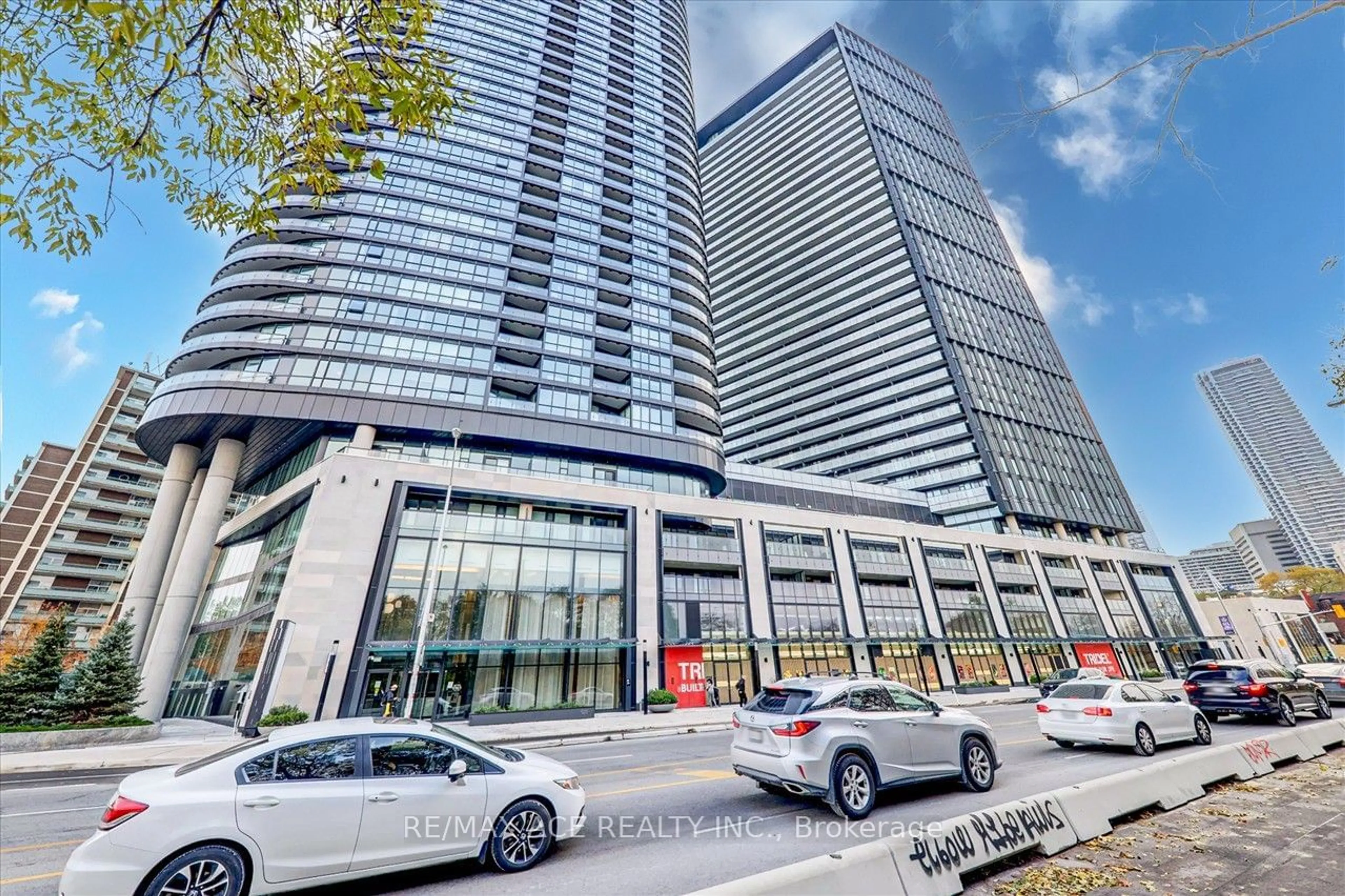 Indoor foyer for 575 Bloor St #1703, Toronto Ontario M4W 0B2