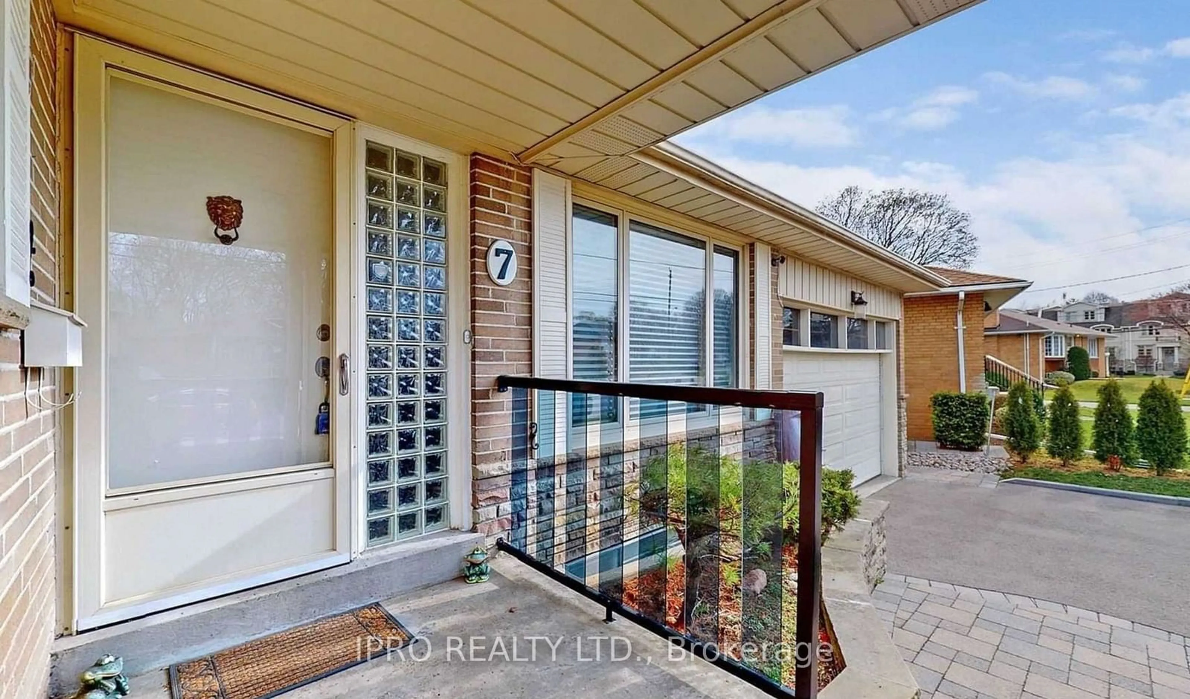 Indoor entryway for 7 Foxwarren Dr, Toronto Ontario M2K 1L1