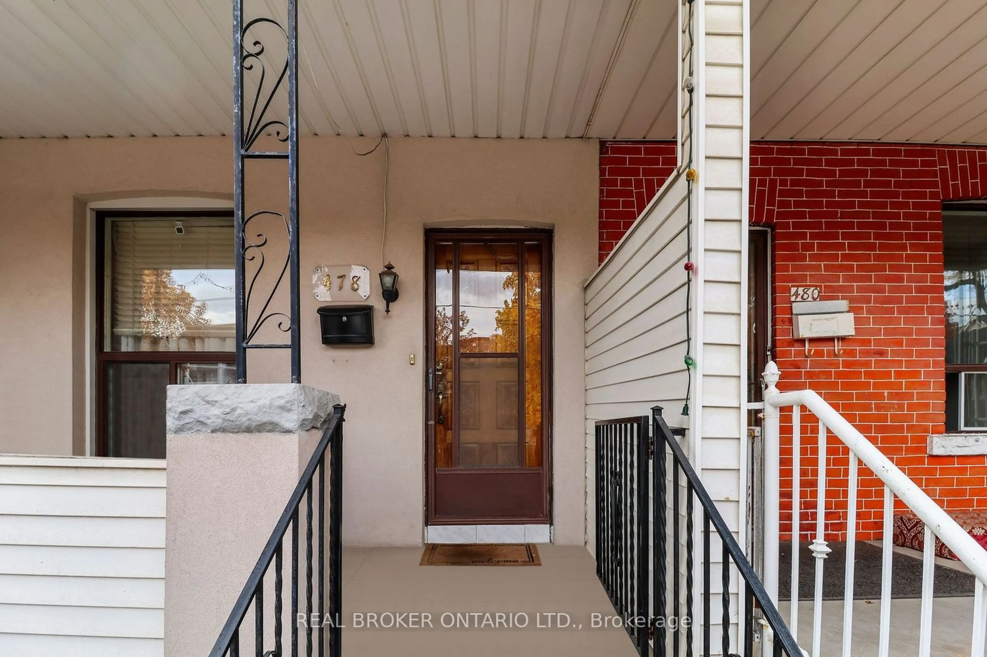 Indoor entryway for 478 Lansdowne Ave, Toronto Ontario M6H 3Y3