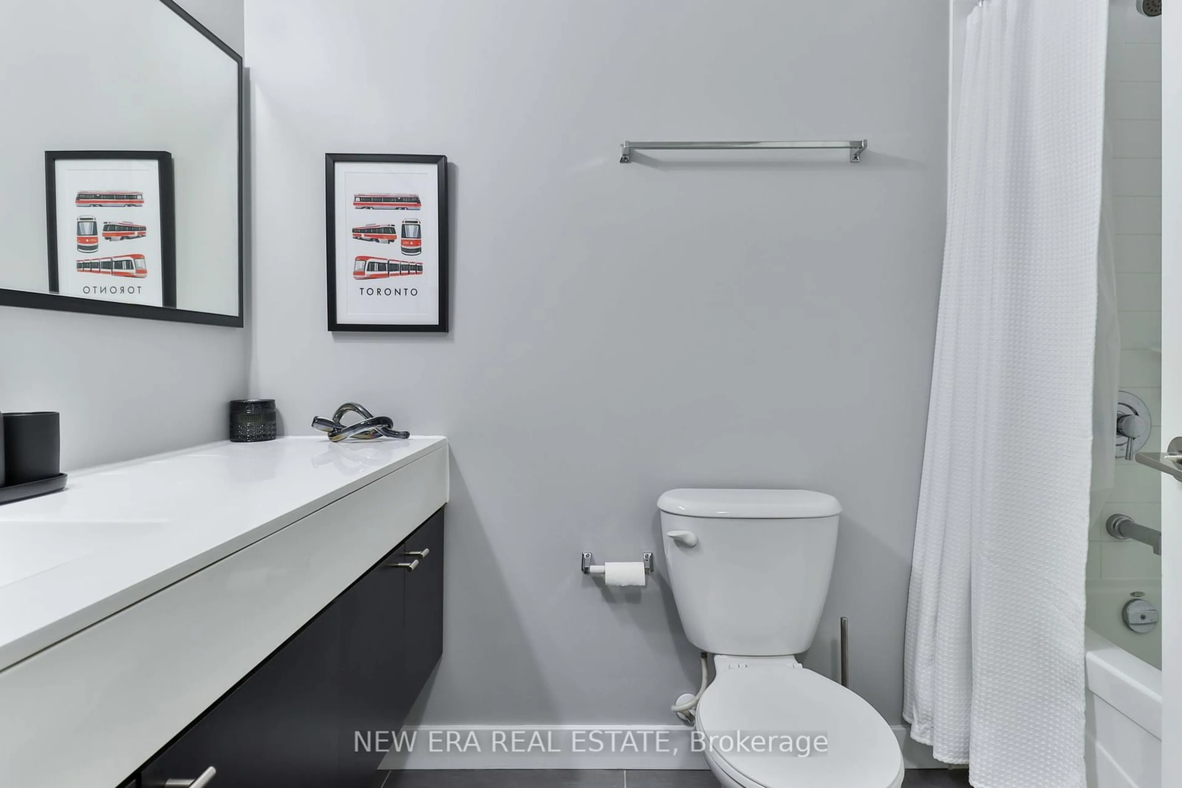 Standard bathroom, unknown for 21 Nelson St #922, Toronto Ontario M5V 3H9