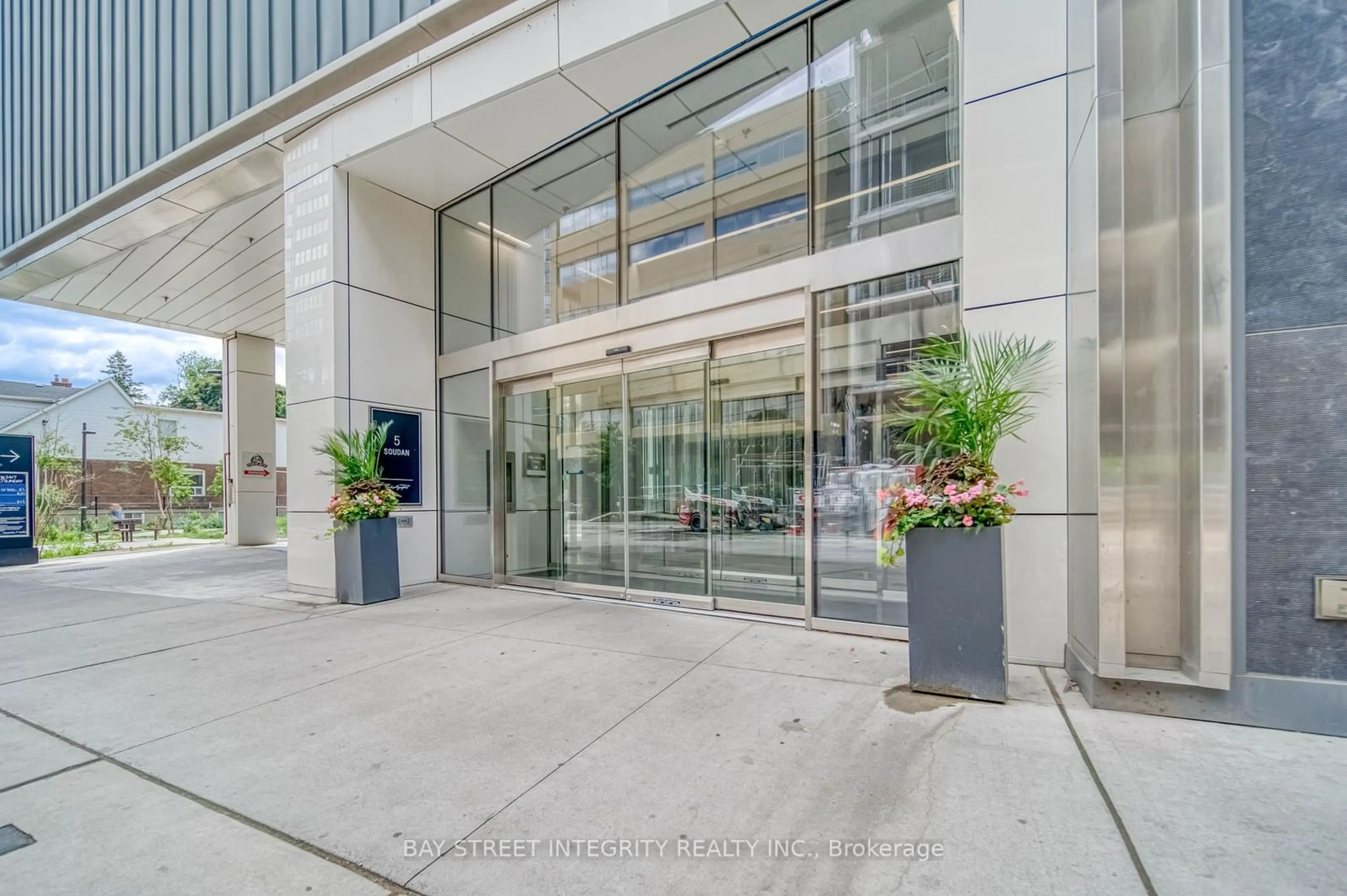 Indoor foyer for 5 Soudan Ave #1002, Toronto Ontario M4S 0B1