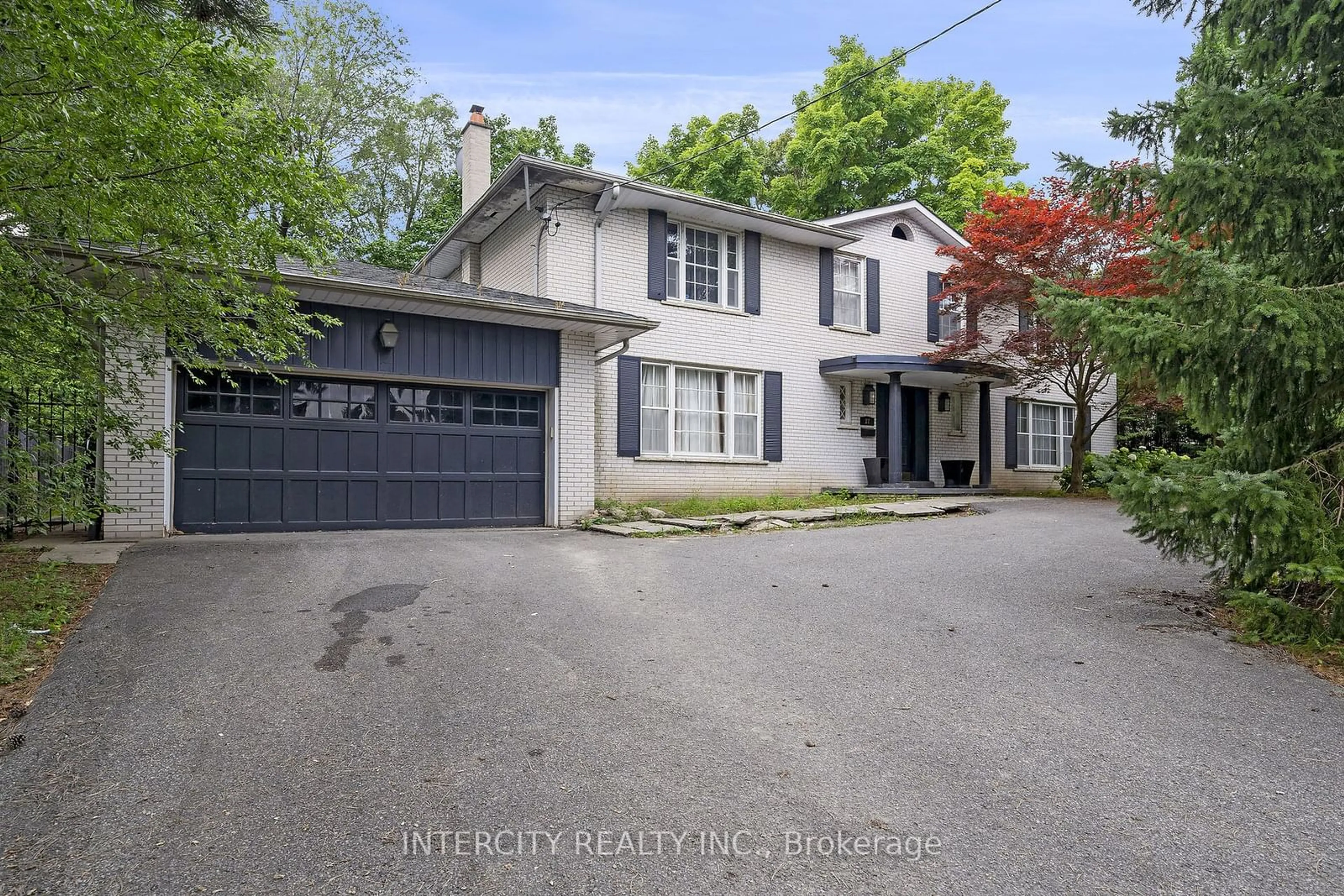 A pic from outside/outdoor area/front of a property/back of a property/a pic from drone, street for 27 Suncrest Dr, Toronto Ontario M3C 2L1