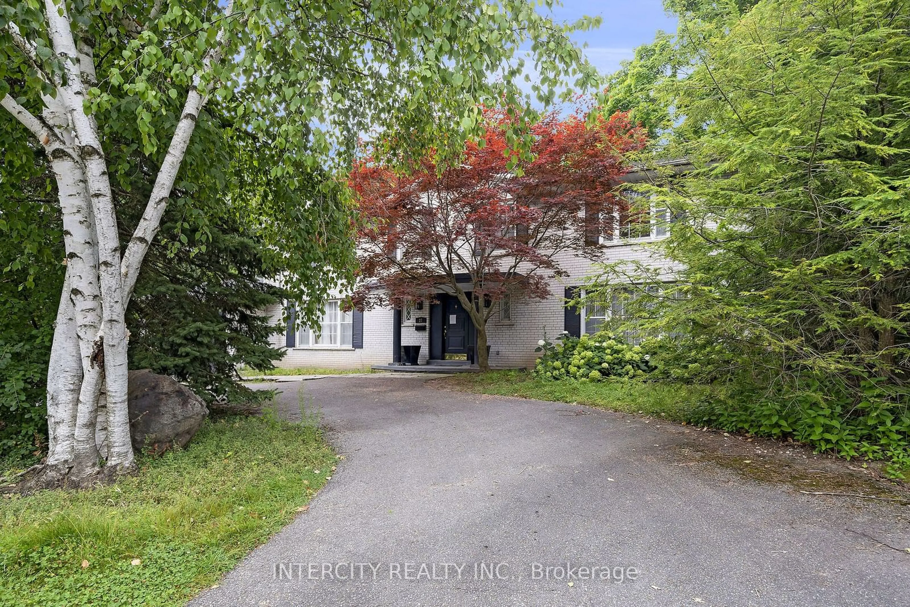 A pic from outside/outdoor area/front of a property/back of a property/a pic from drone, street for 27 Suncrest Dr, Toronto Ontario M3C 2L1