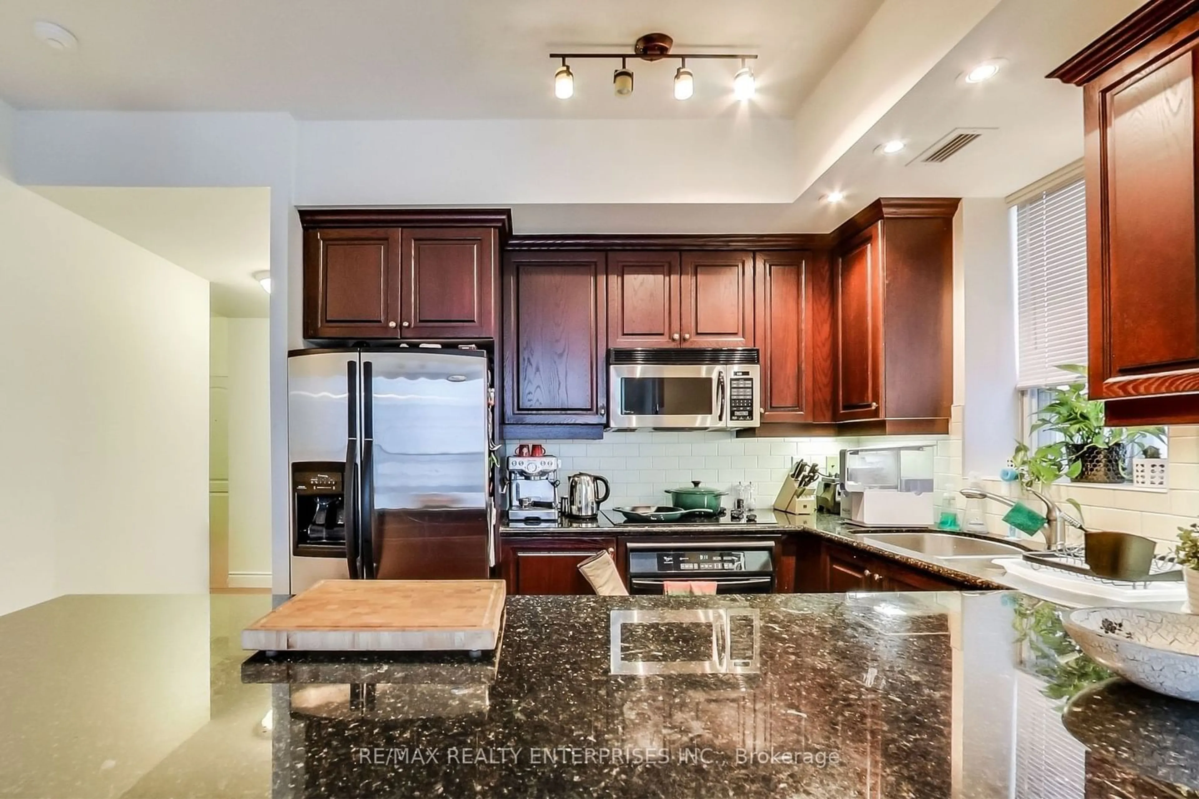 Open concept kitchen, ceramic/tile floor for 77 Mcmurrich St #310, Toronto Ontario M5R 3V3