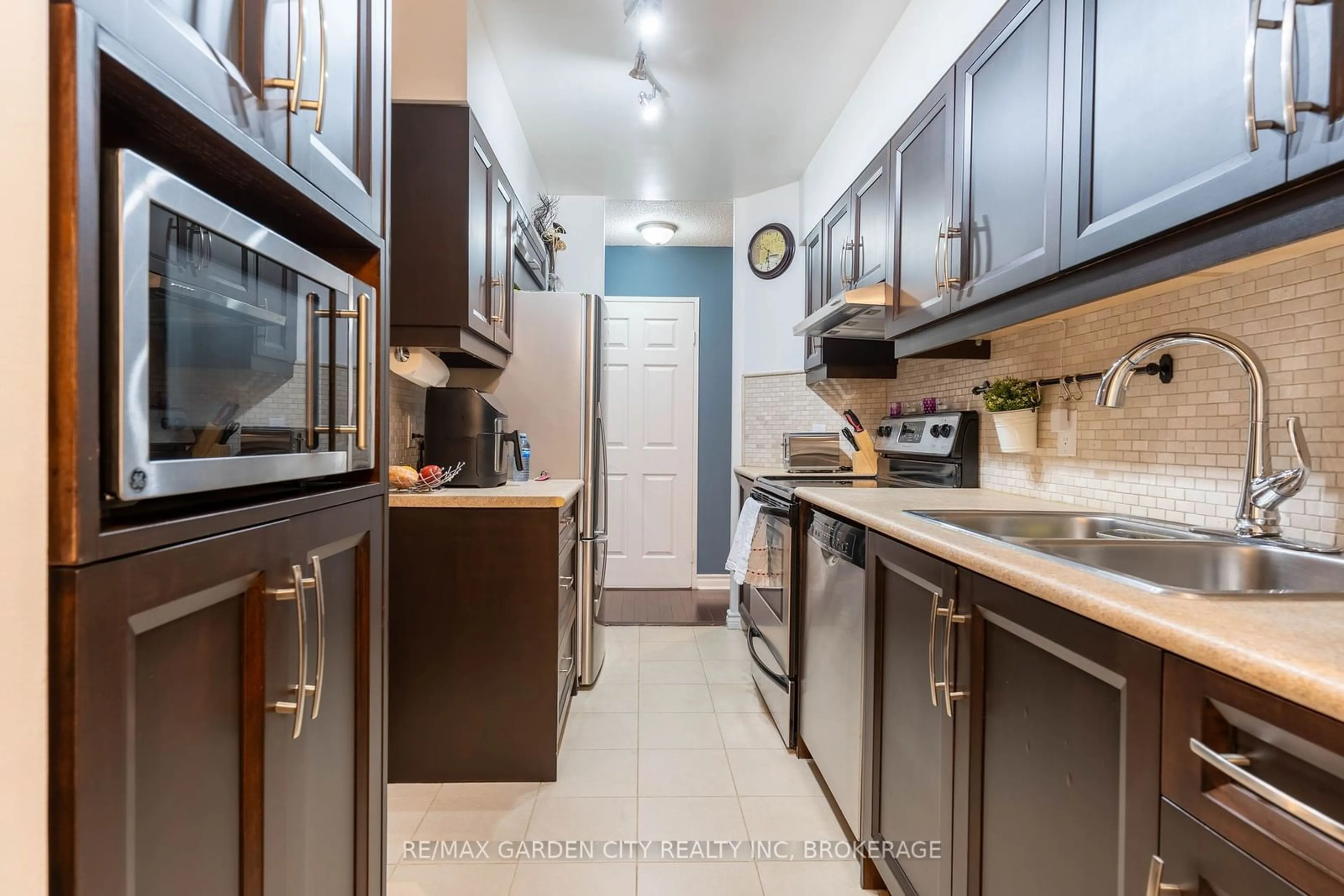 Standard kitchen, unknown for 897 Sheppard Ave #202, Toronto Ontario M3H 2T4