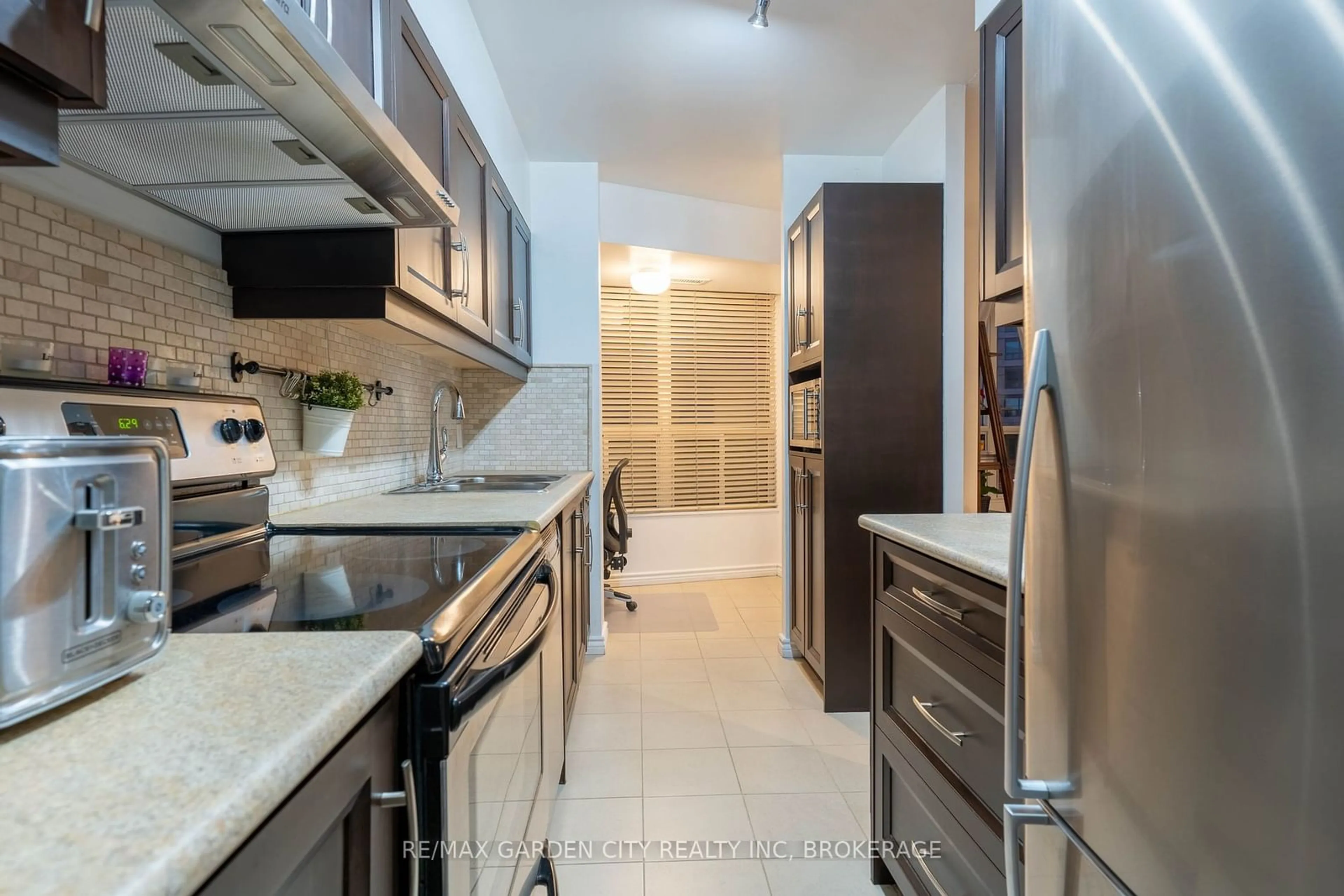 Standard kitchen, ceramic/tile floor for 897 Sheppard Ave #202, Toronto Ontario M3H 2T4