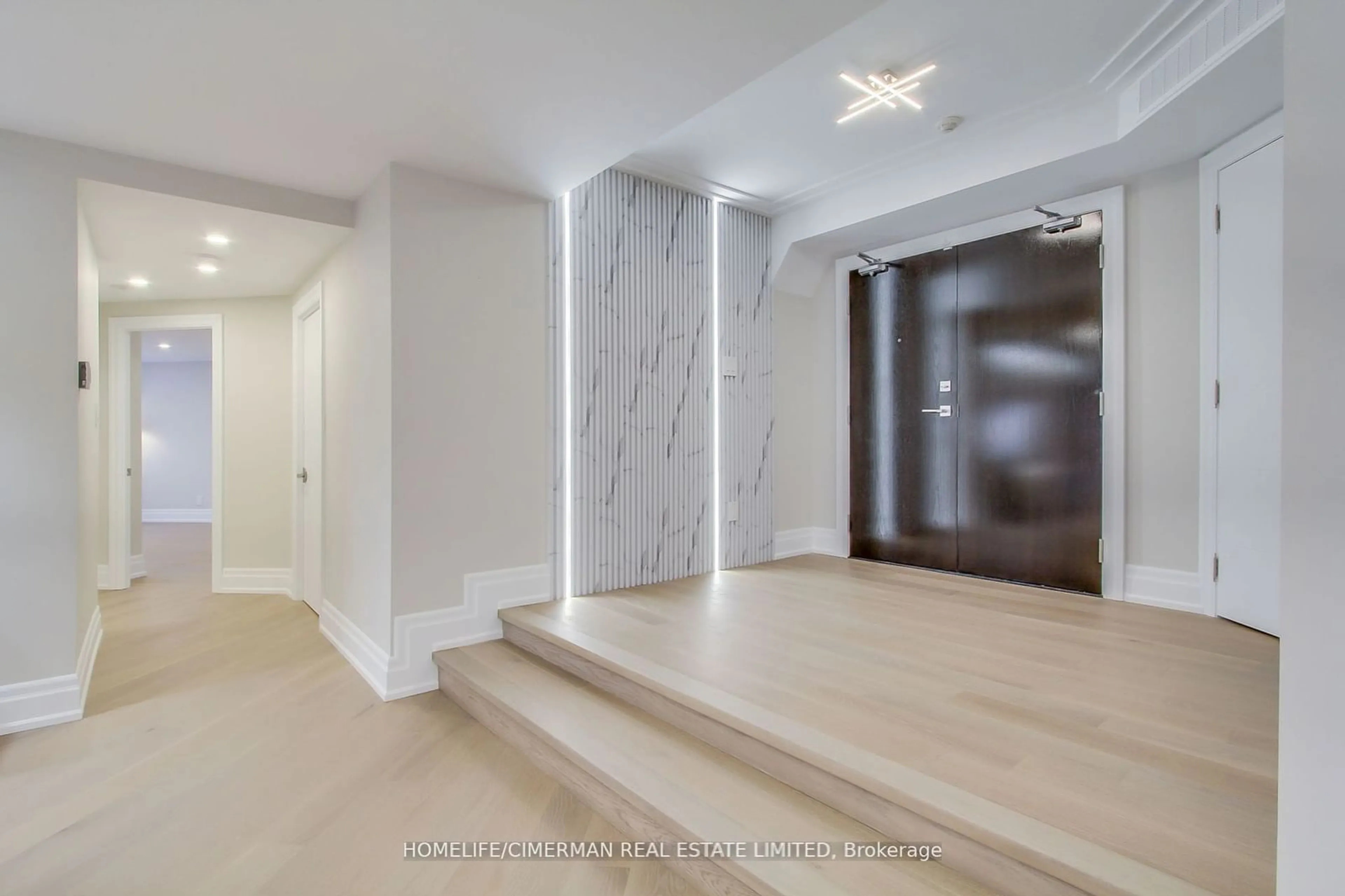 Indoor foyer for 240 Heath St #204, Toronto Ontario M5P 3L5