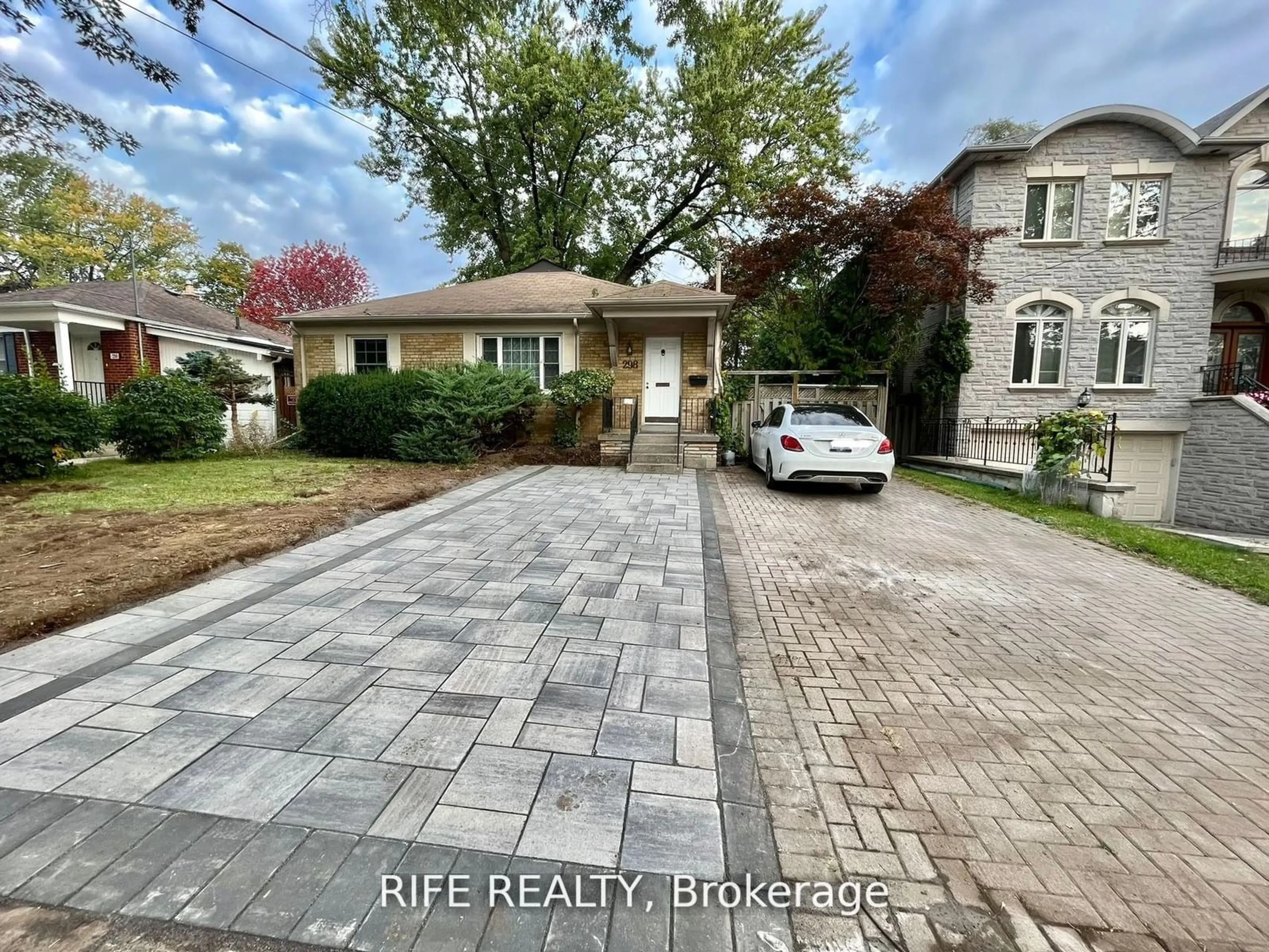 A pic from outside/outdoor area/front of a property/back of a property/a pic from drone, street for 298 Empress Ave, Toronto Ontario M2N 3V4