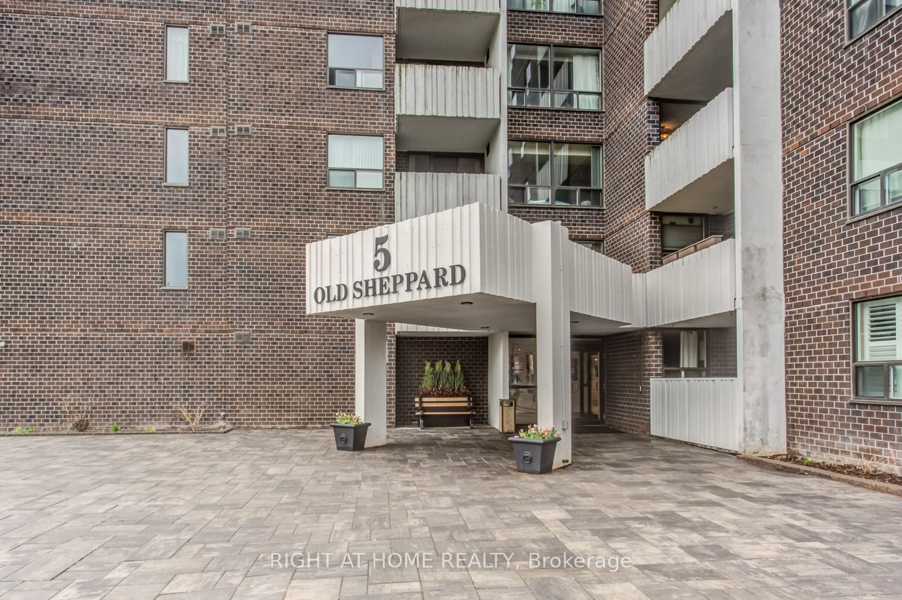 Indoor foyer for 5 Old Sheppard Ave #403, Toronto Ontario M2J 4K3