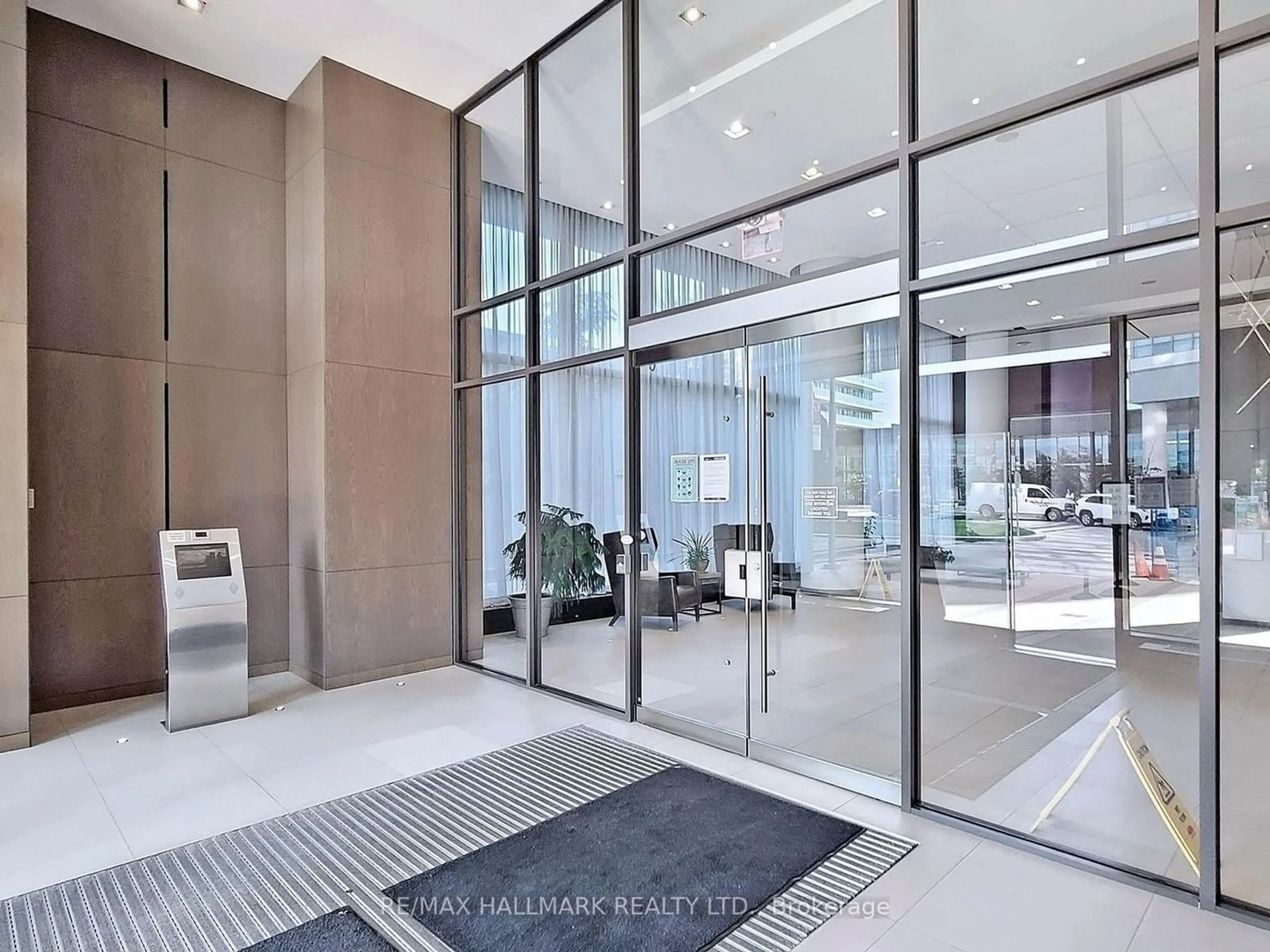 Indoor foyer for 121 Mcmahon Dr #3209, Toronto Ontario M2K 0C2