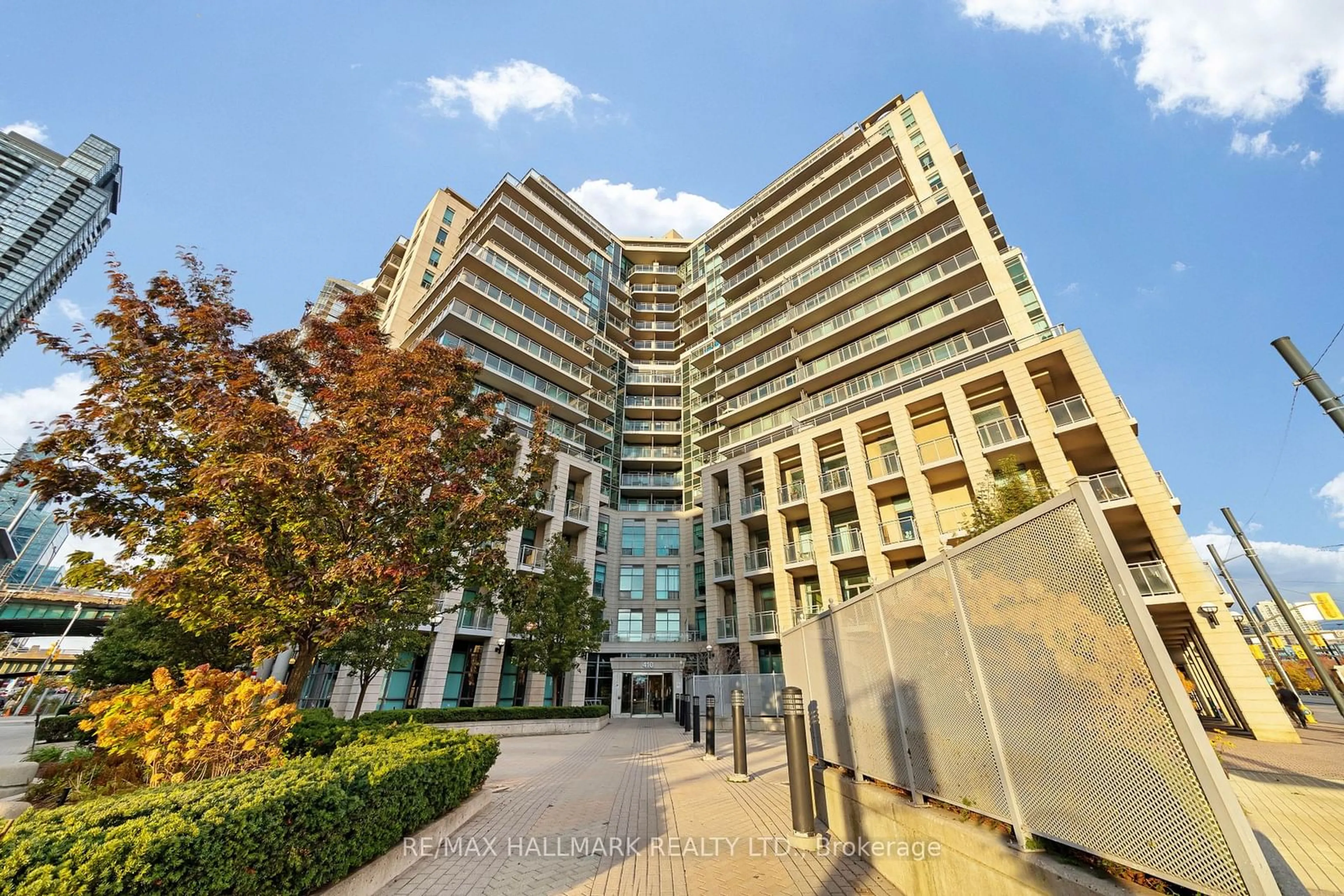 A pic from outside/outdoor area/front of a property/back of a property/a pic from drone, building for 410 Queens Quay W N/A #505, Toronto Ontario M5V 3T1