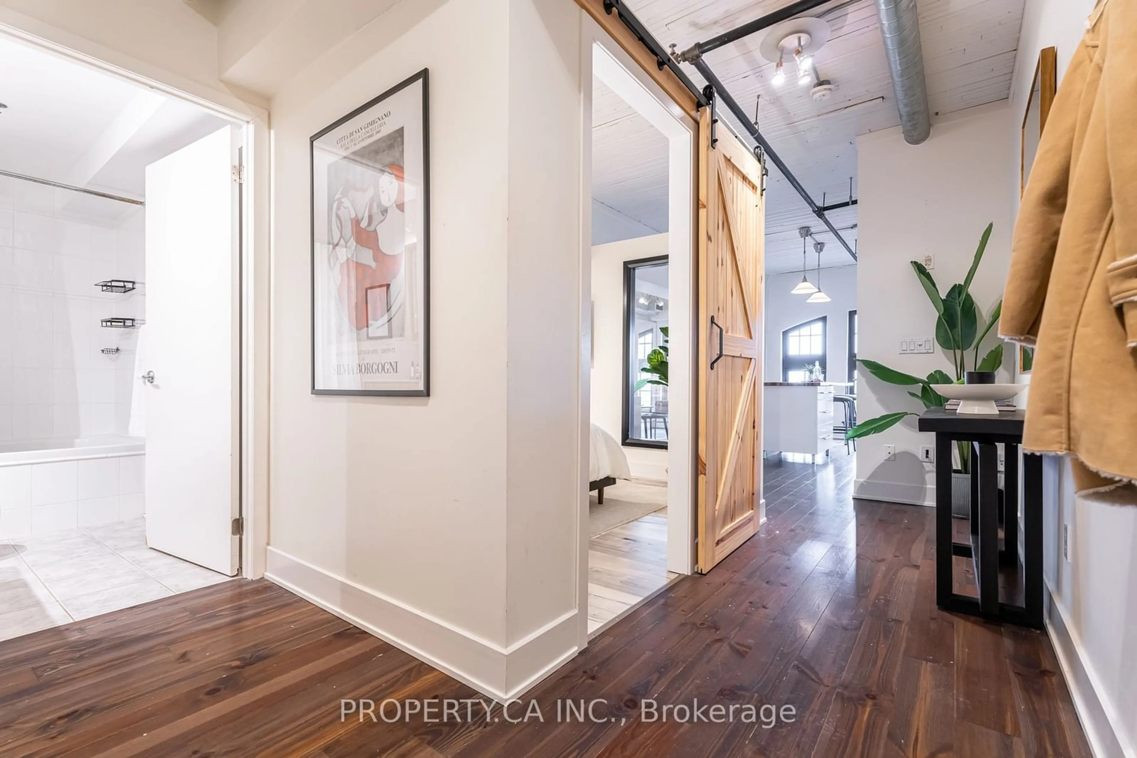 Indoor entryway for 183 Dovercourt Rd #403, Toronto Ontario M6J 3C1