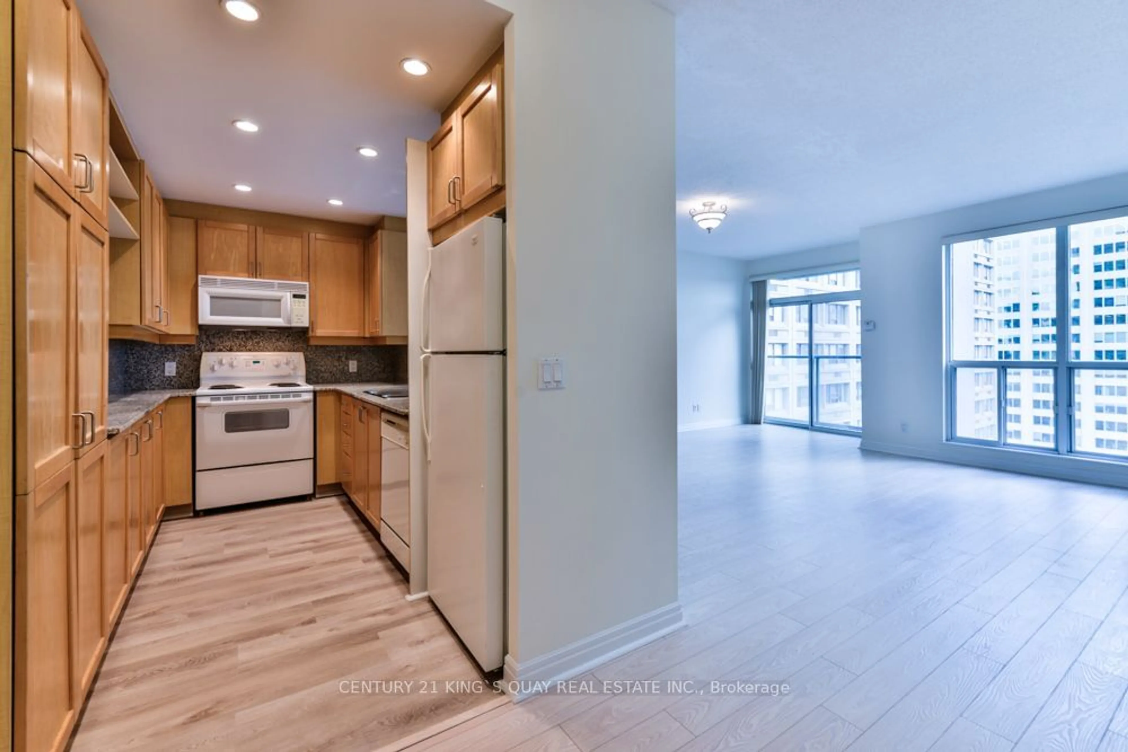 Open concept kitchen, ceramic/tile floor for 8 Park Rd #3711, Toronto Ontario M4W 3S5