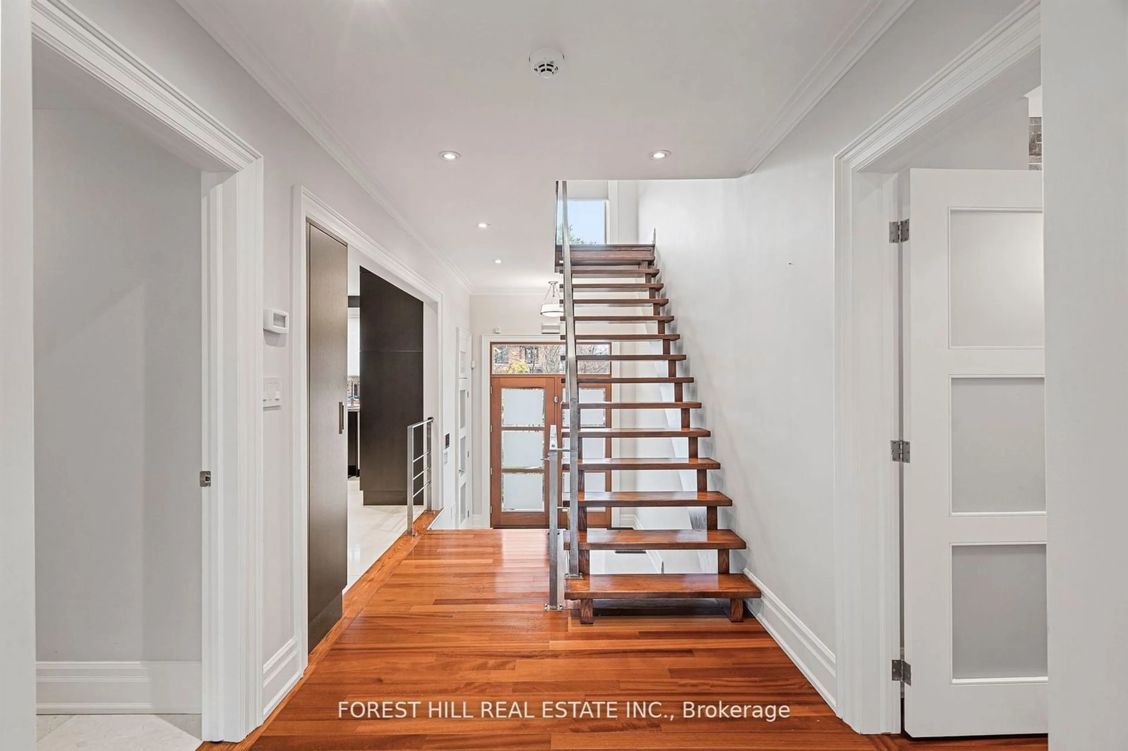 Indoor entryway for 339 Glengrove Ave, Toronto Ontario M5N 1W4