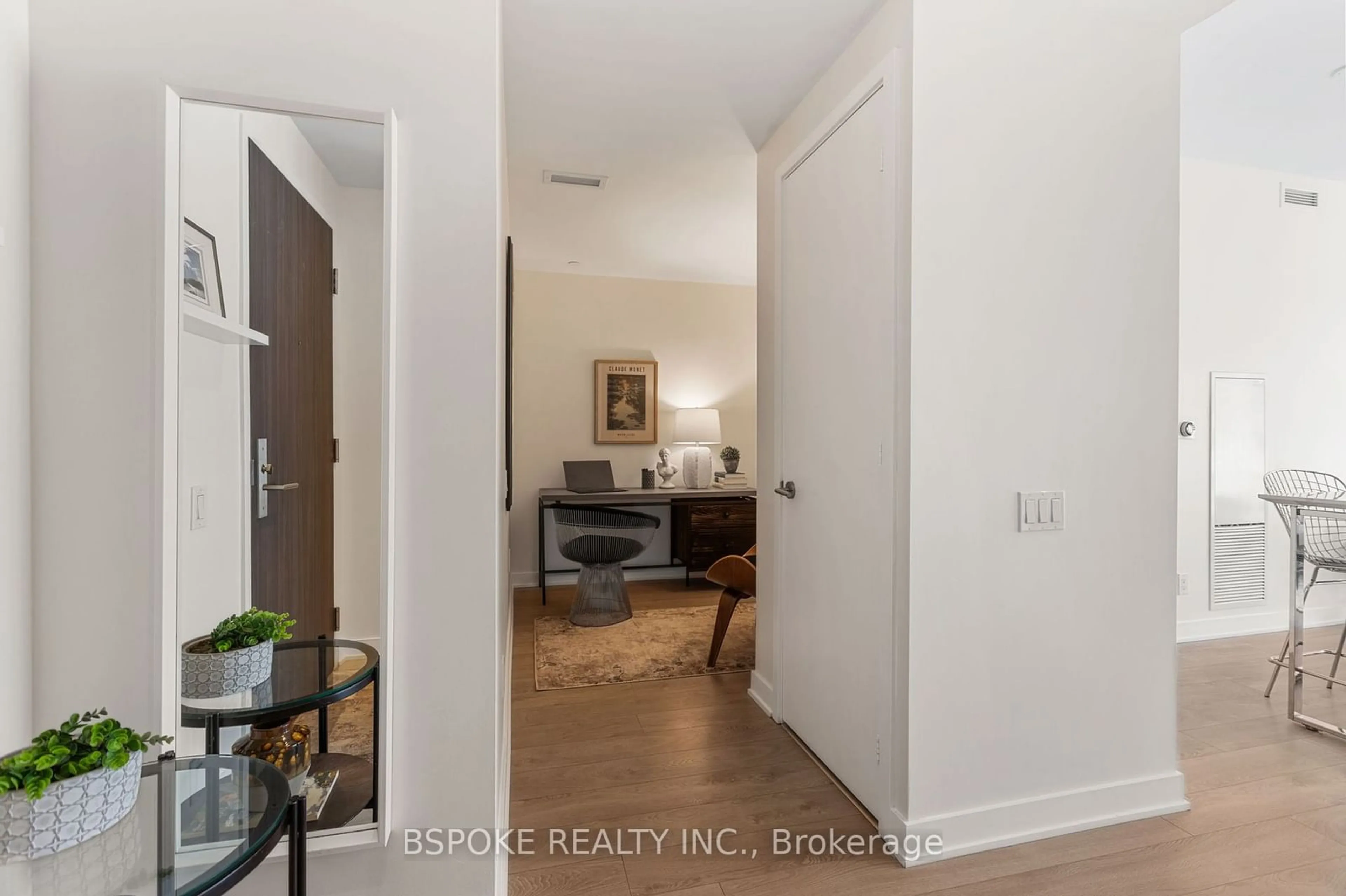 Indoor entryway for 185 Roehampton Ave #2912, Toronto Ontario M4P 0C6