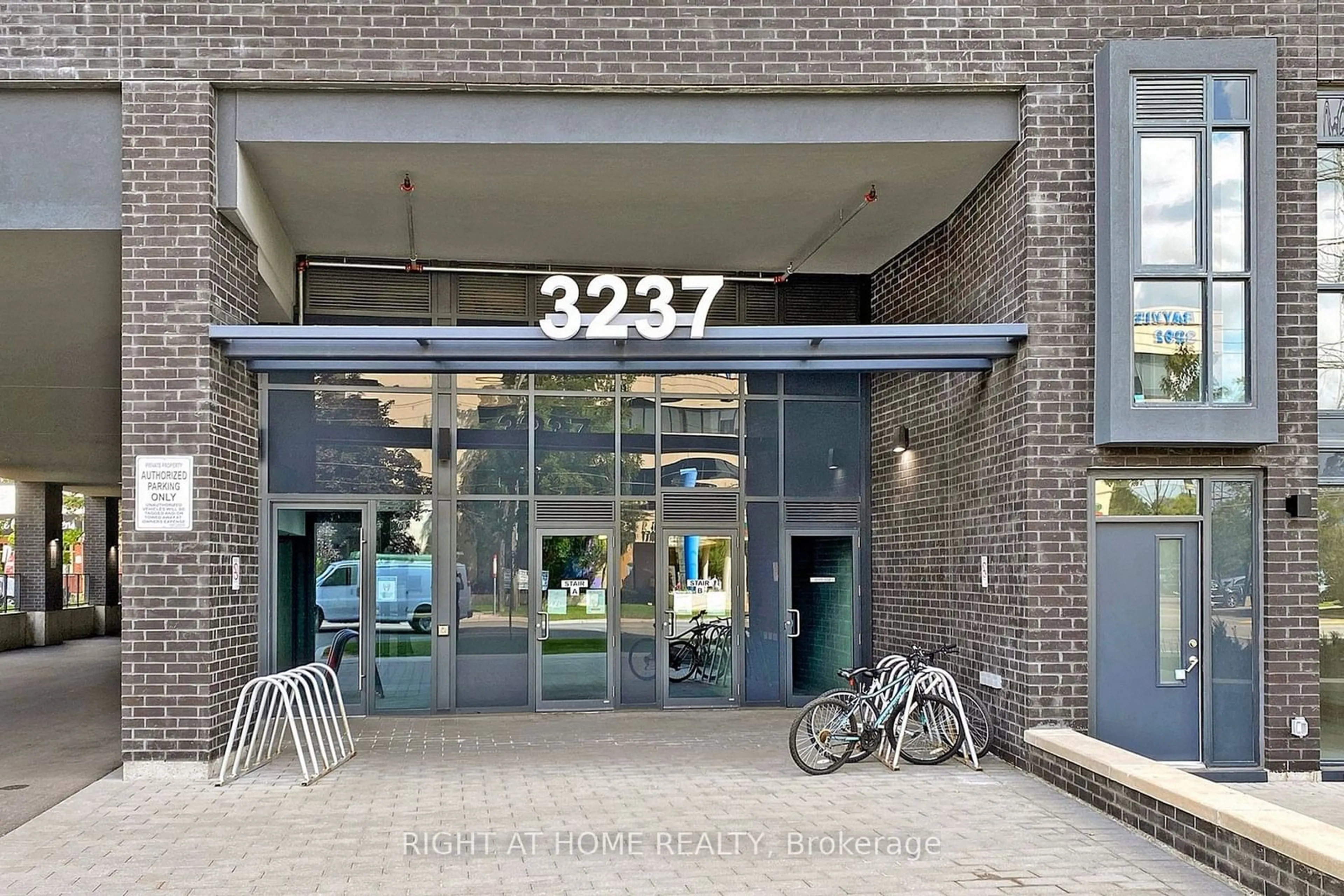 Indoor foyer for 3237 Bayview Ave #1006, Toronto Ontario M2K 0G1