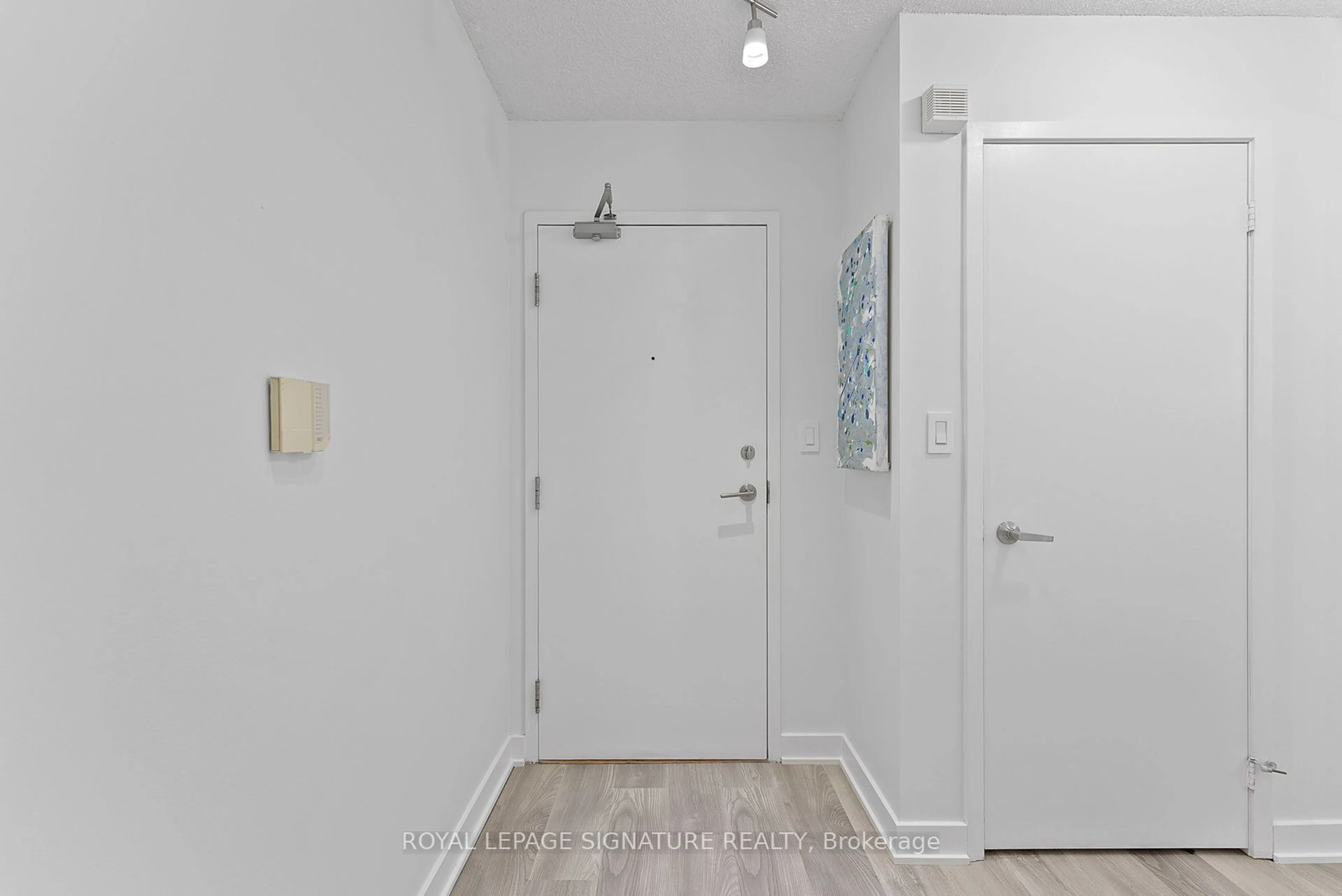 Indoor entryway for 4K Spadina Ave #917, Toronto Ontario M5V 3Y9