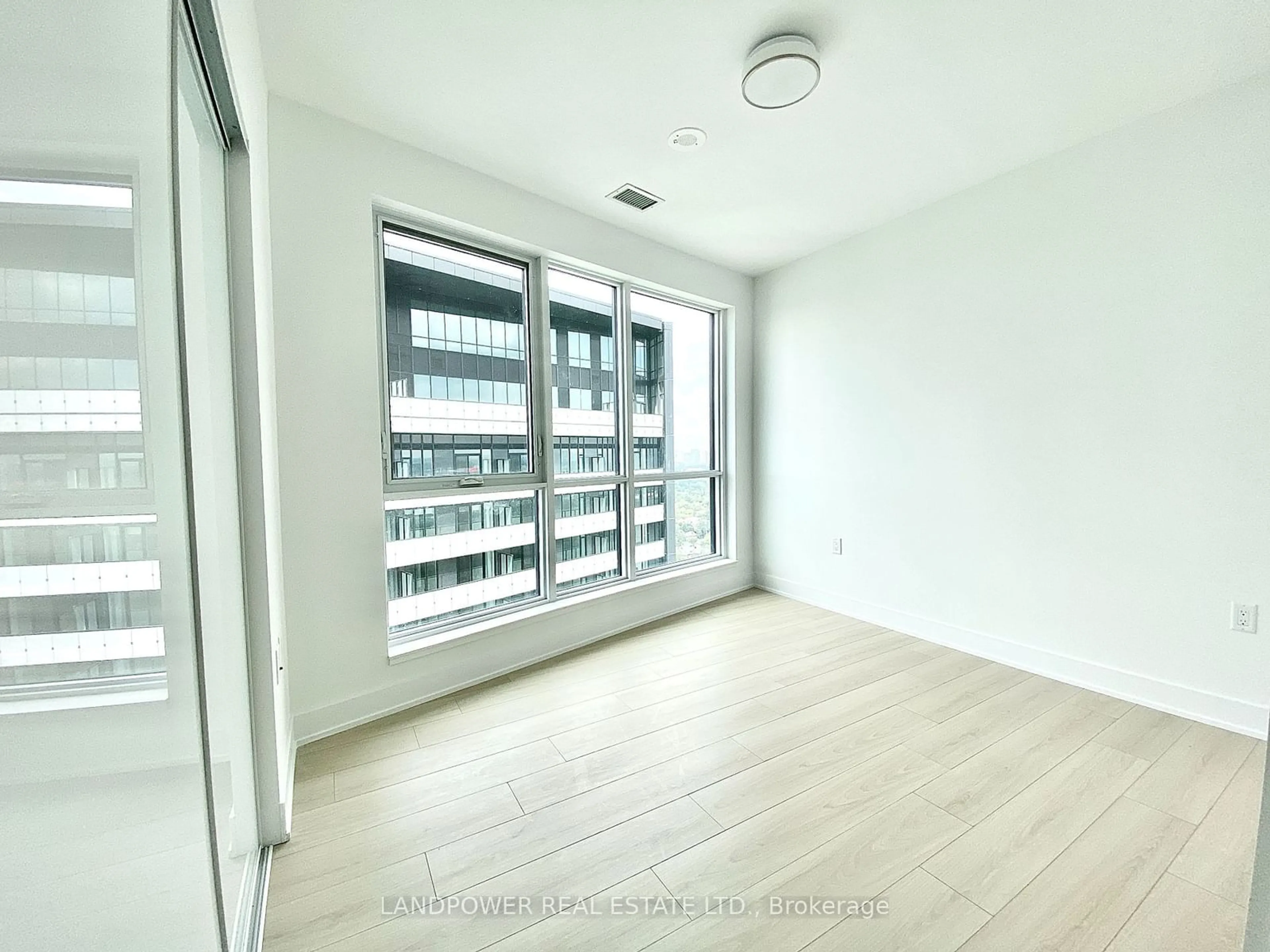 A pic of a room for 585 Bloor St #3722, Toronto Ontario M4W 0B3