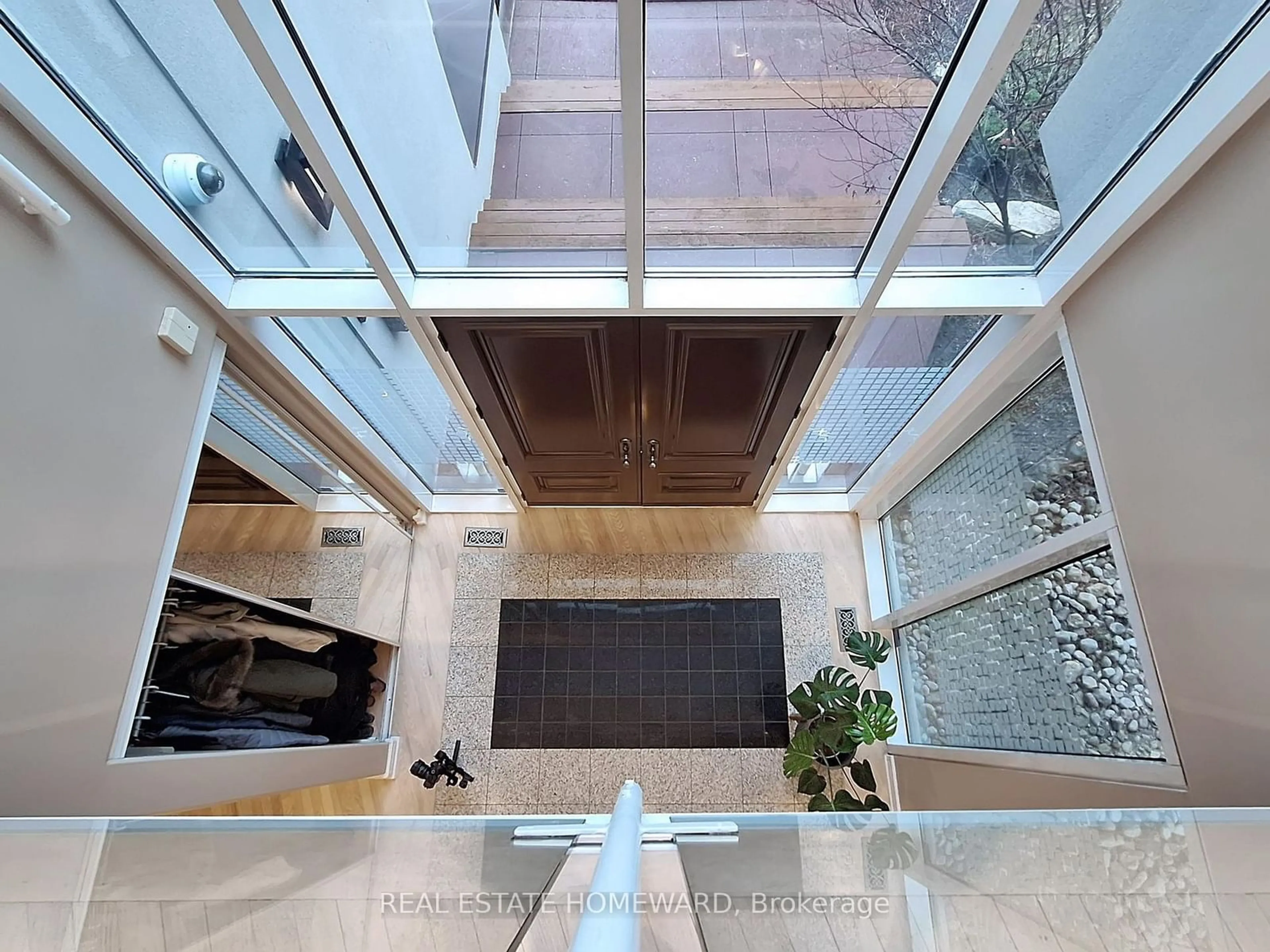 Indoor foyer for 128 Laurentide Dr, Toronto Ontario M3A 3E5