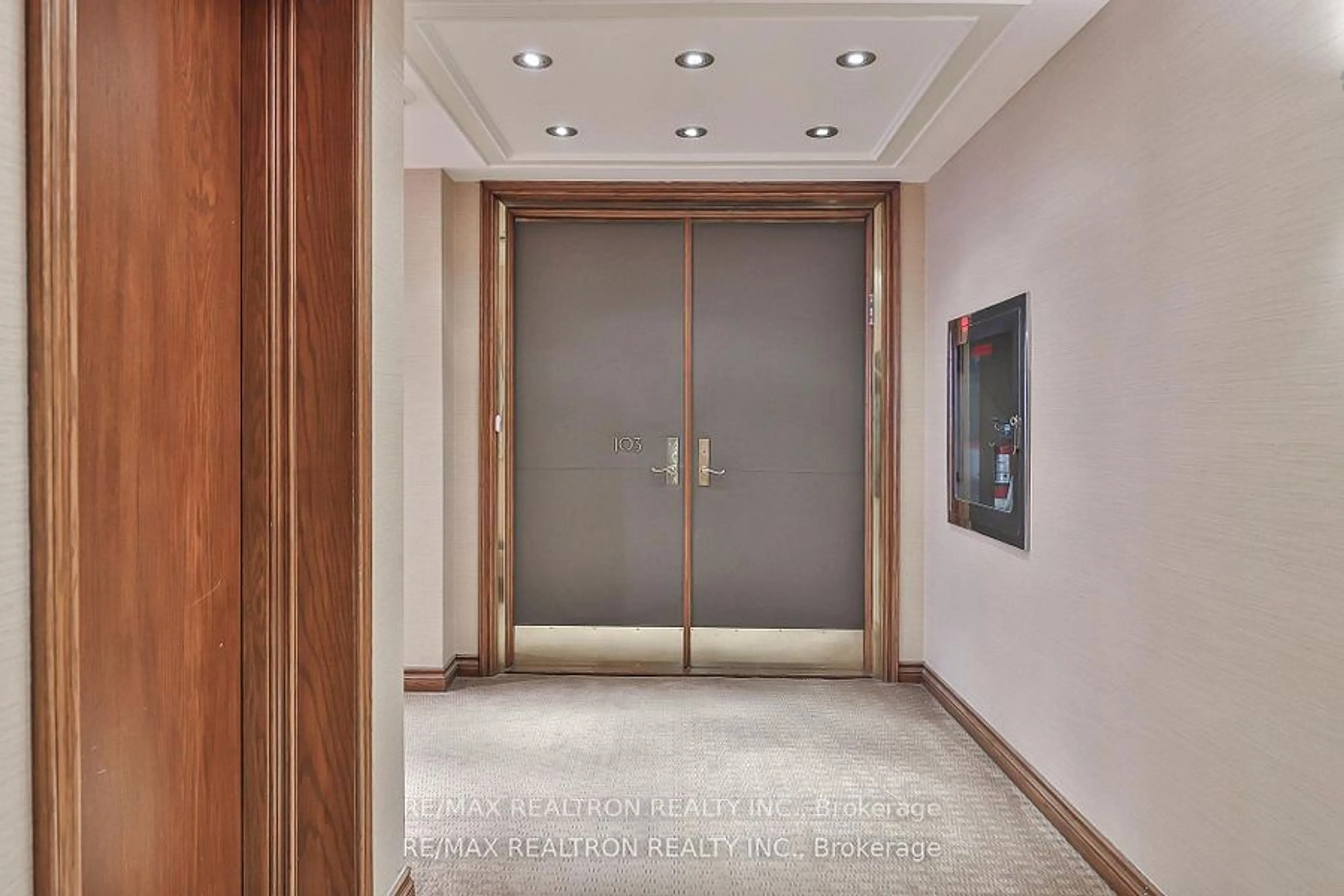 Indoor foyer for 342 Spadina Rd #103, Toronto Ontario M5P 2V4