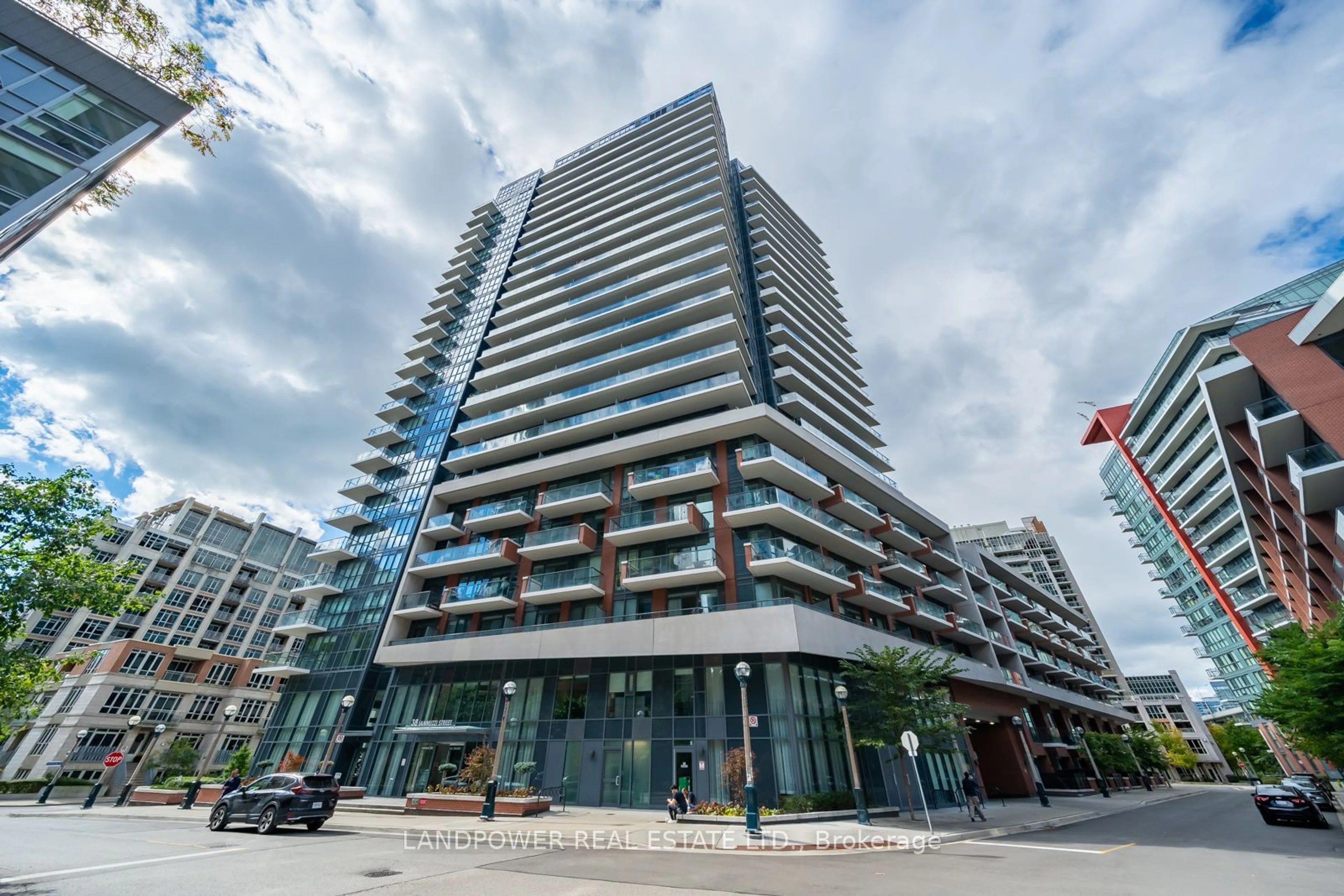 Indoor foyer for 38 Iannuzzi St #641, Toronto Ontario M5V 0S2