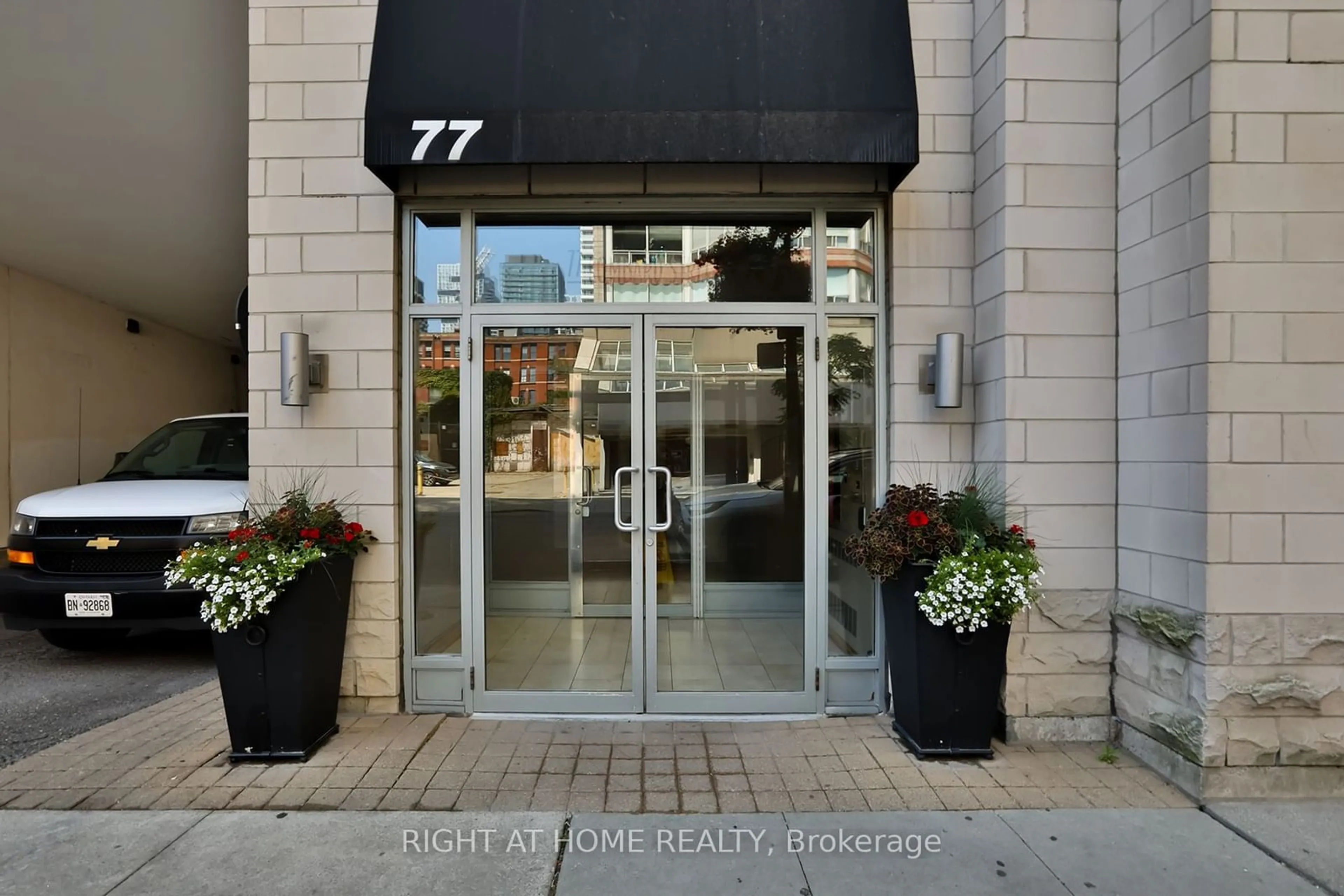 Indoor foyer for 77 Lombard St #303, Toronto Ontario M5C 3E1