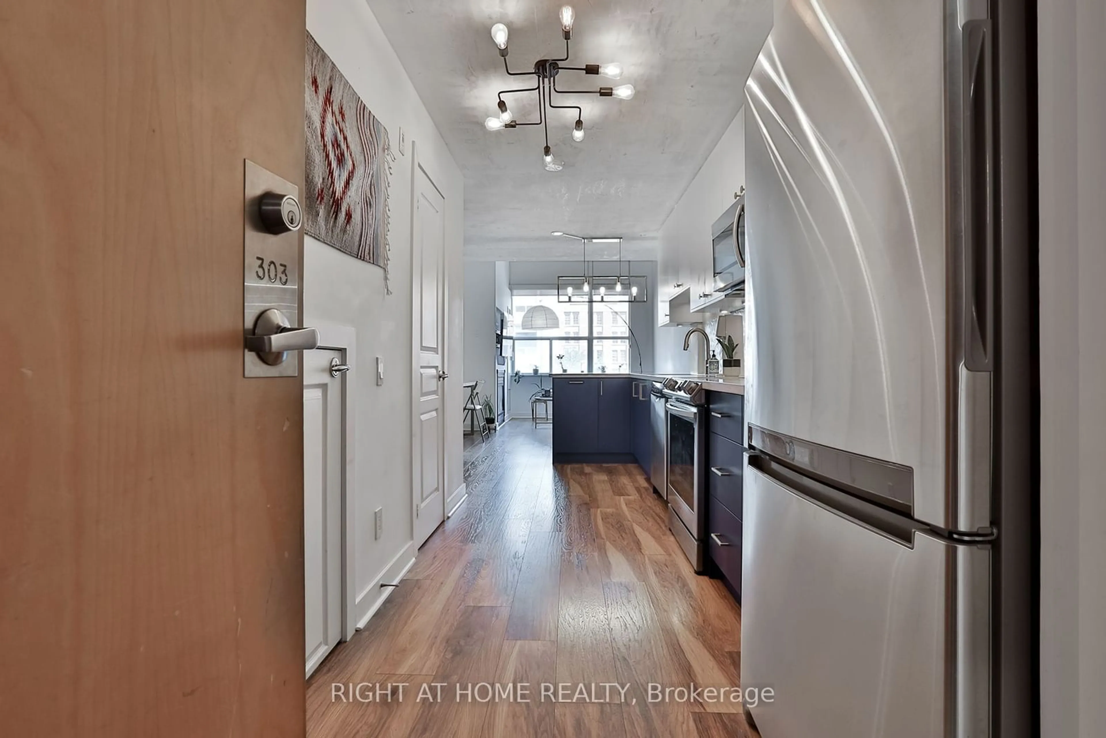 Indoor entryway for 77 Lombard St #303, Toronto Ontario M5C 3E1