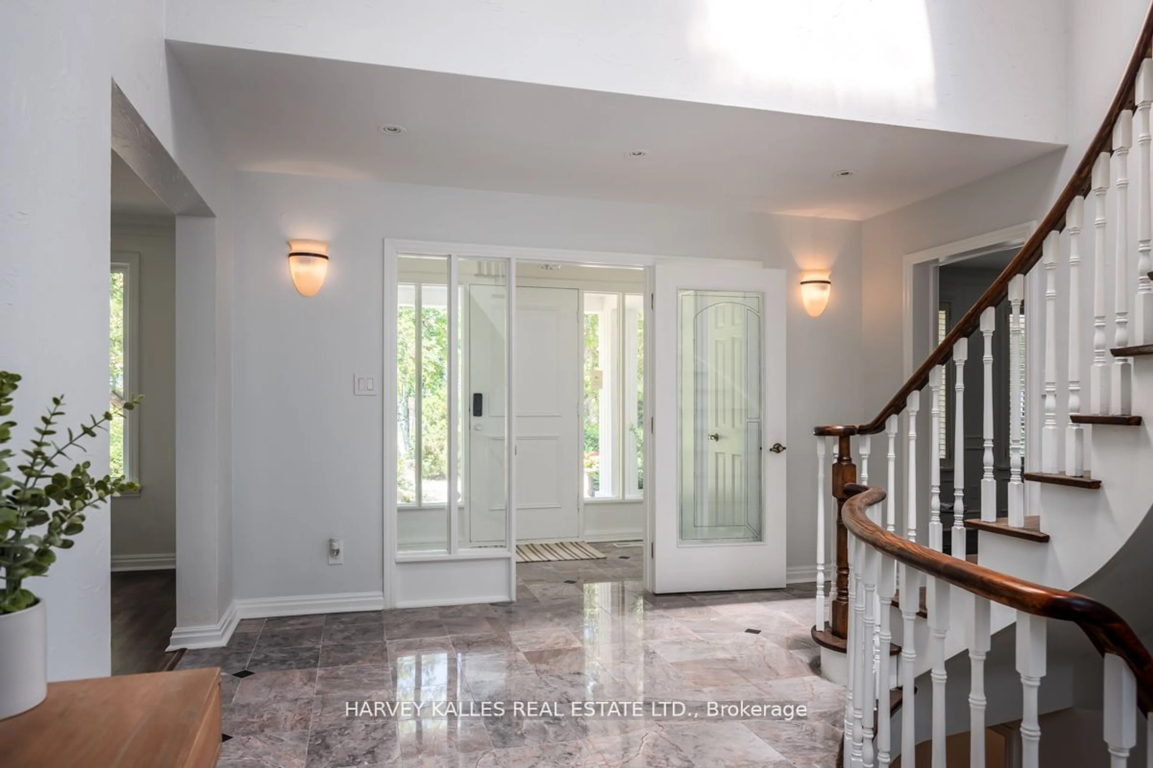 Indoor entryway for 15 Old Colony Rd, Toronto Ontario M2L 2J7