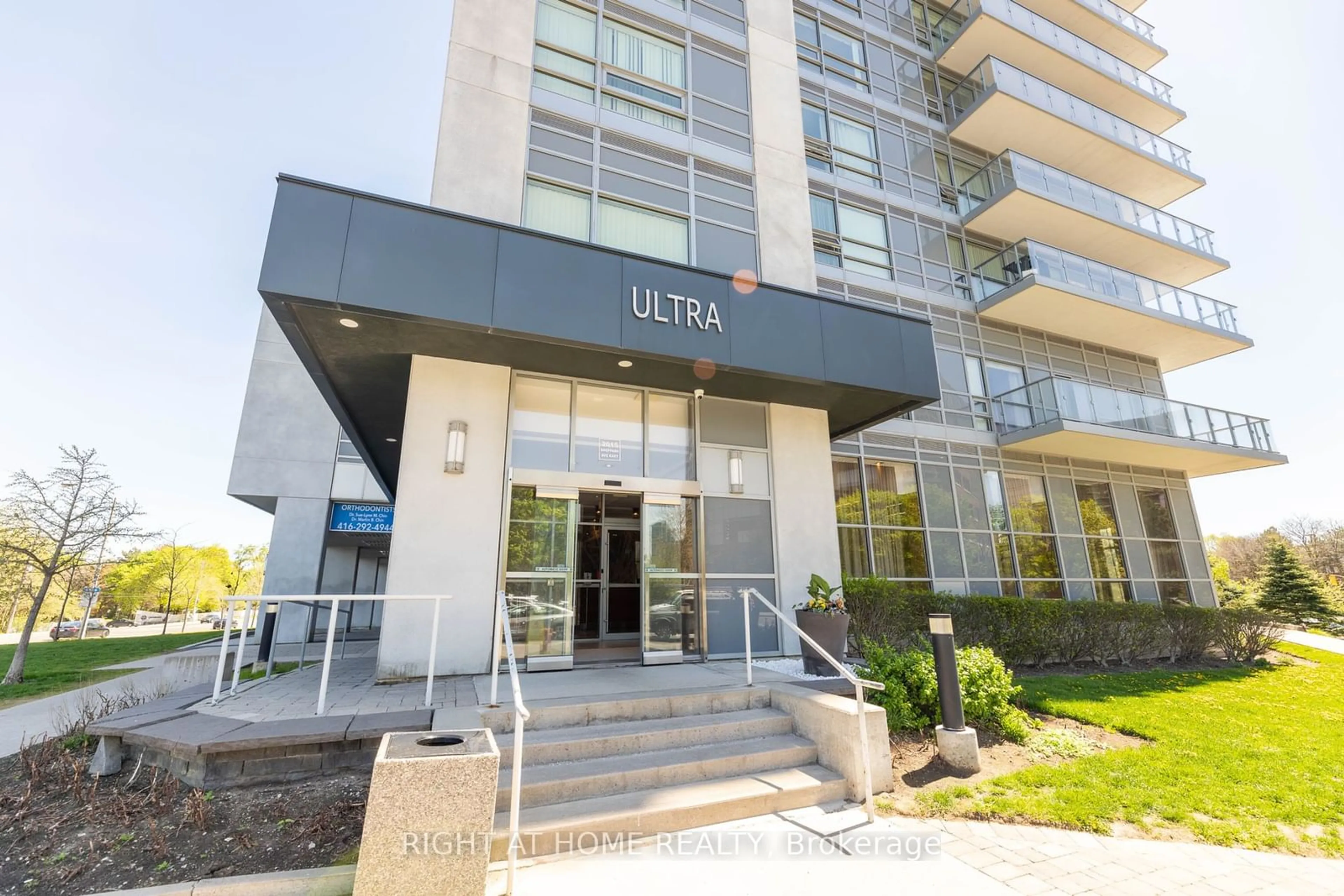 Indoor foyer for 2015 Sheppard Ave #508, Toronto Ontario M2J 0B3