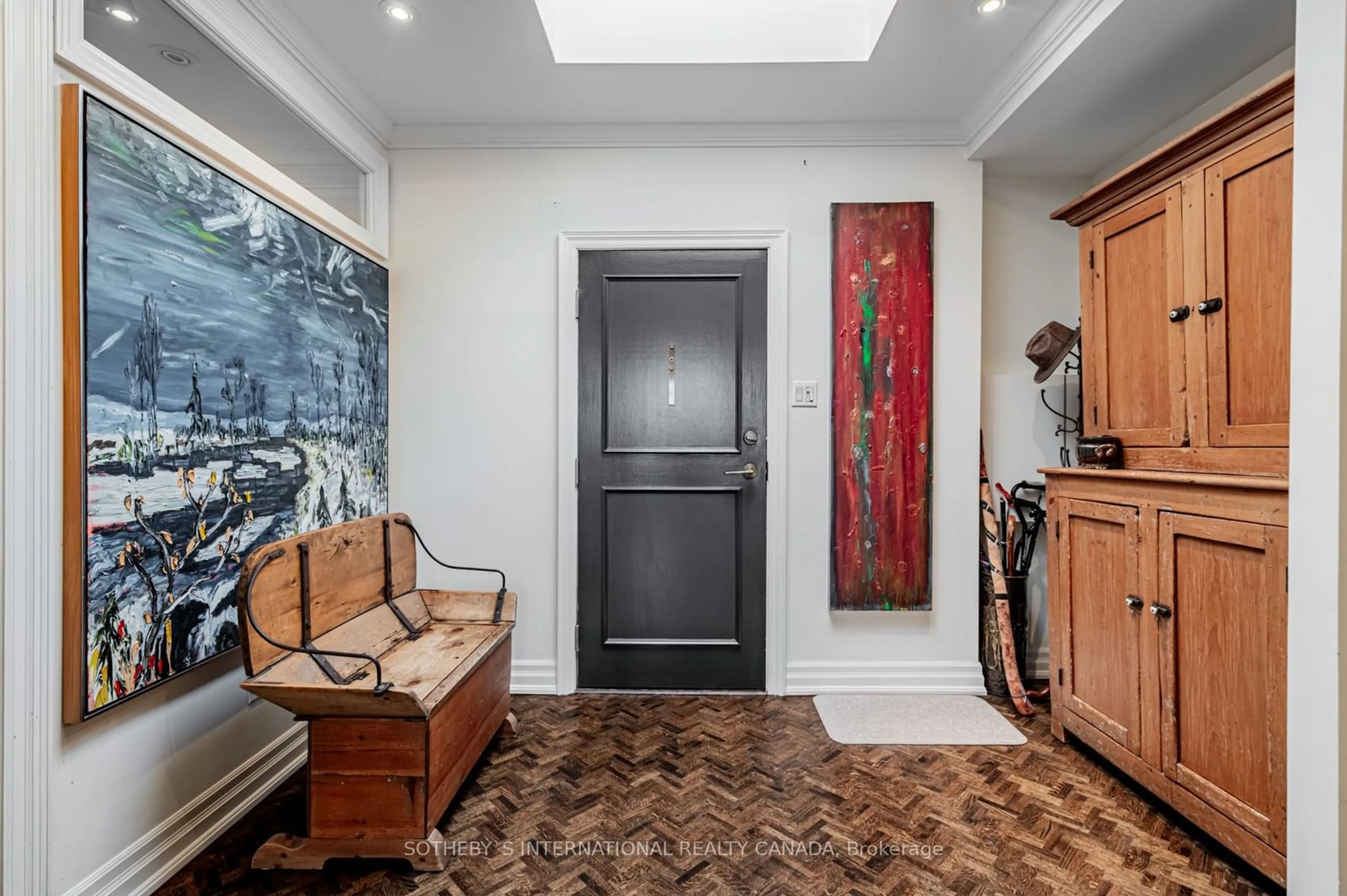 Indoor entryway for 18 Lower Village Gate #PH7, Toronto Ontario M5P 3M1