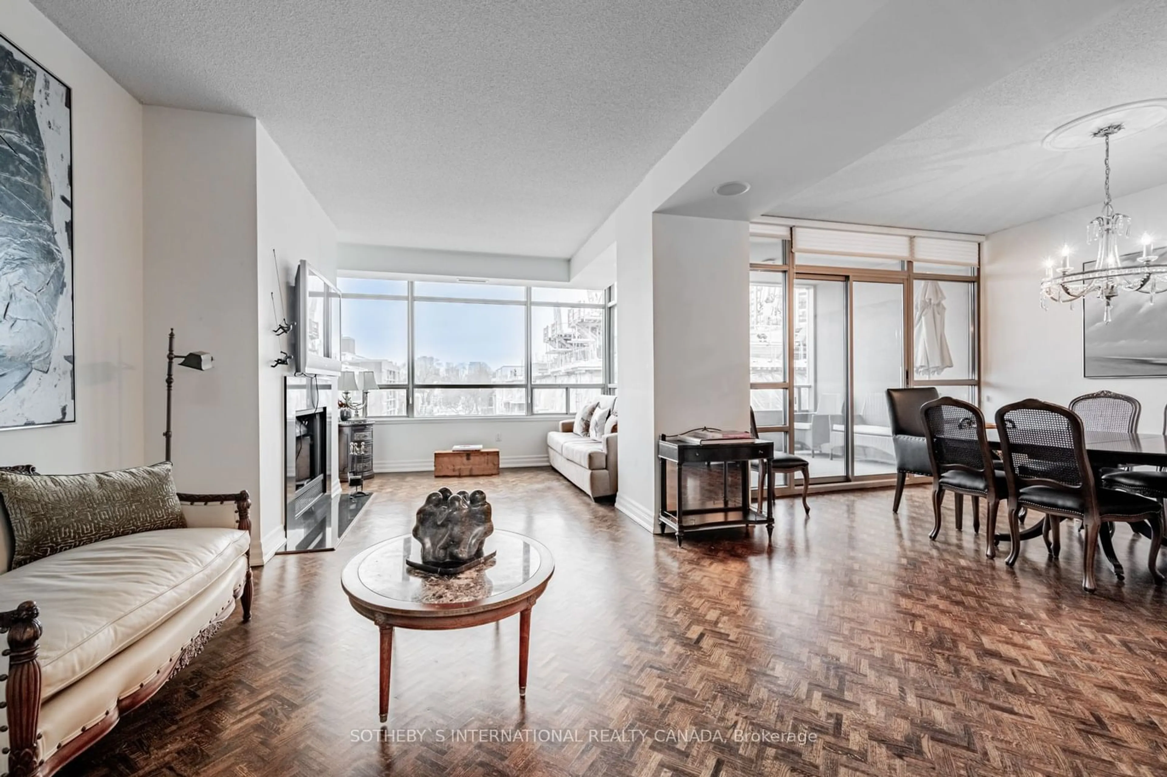 Indoor foyer for 18 Lower Village Gate #PH7, Toronto Ontario M5P 3M1