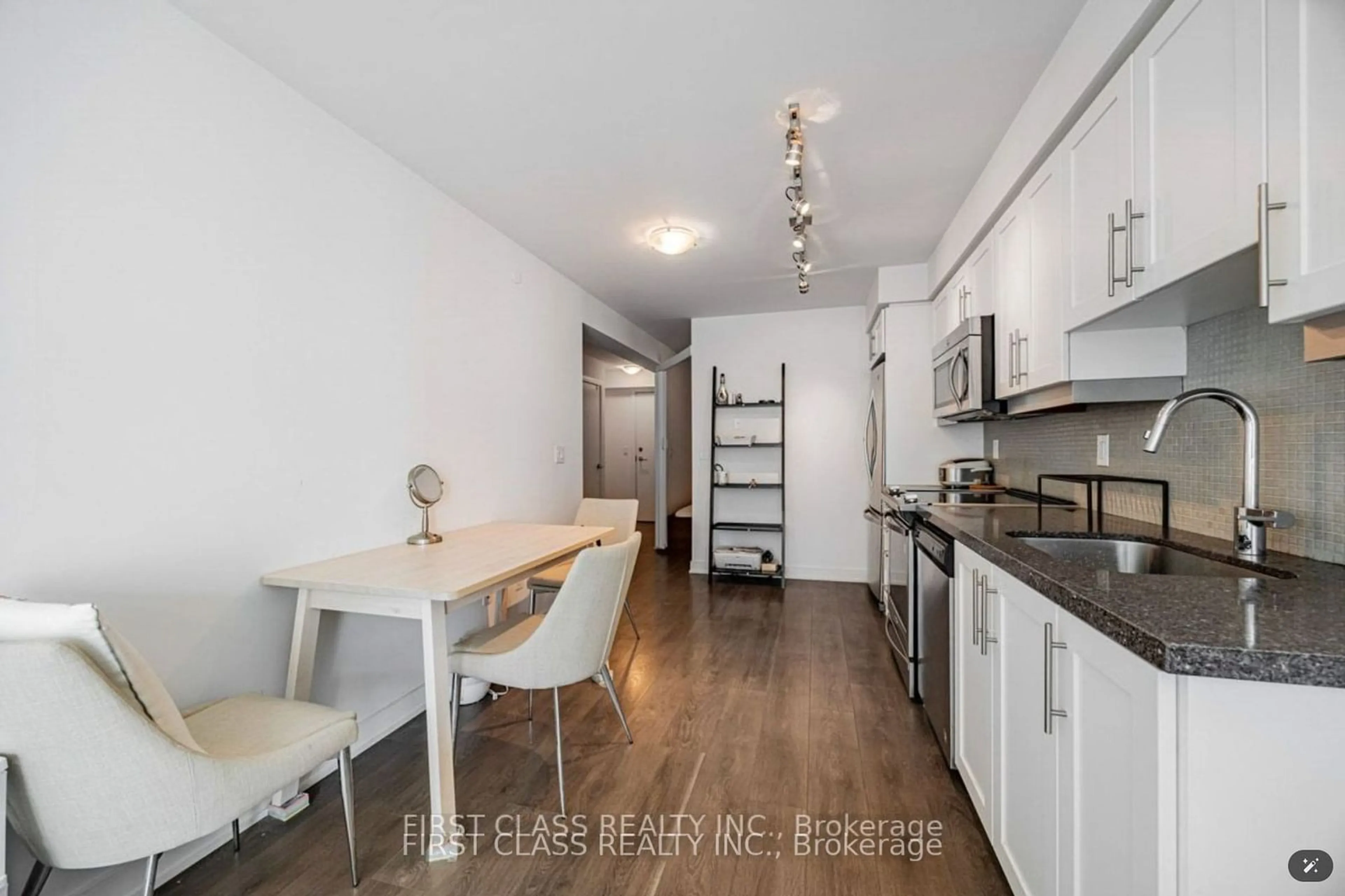 Open concept kitchen, wood/laminate floor for 525 Adelaide St #1022, Toronto Ontario M5V 0N7