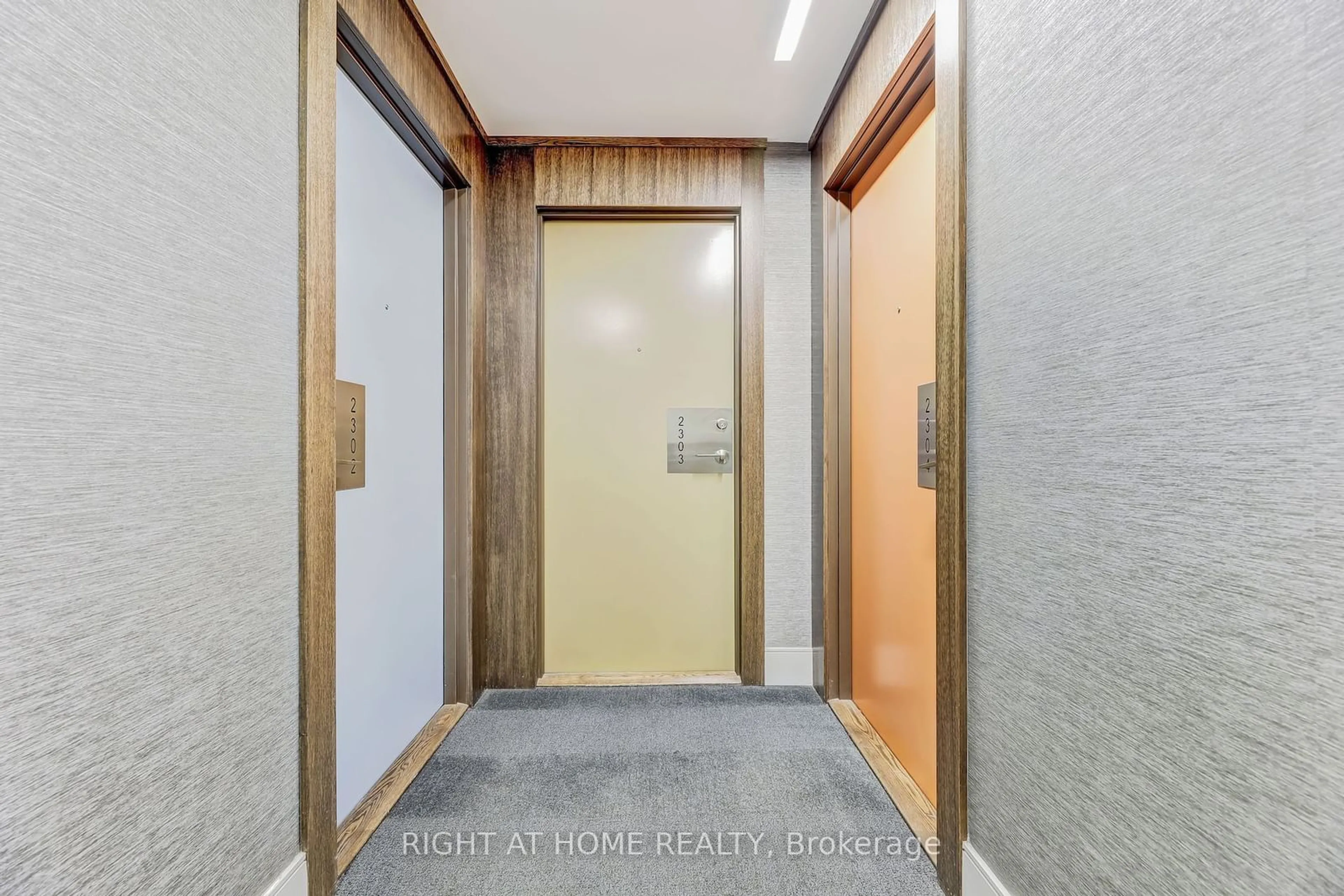 Indoor foyer for 199 Richmond St #2303, Toronto Ontario M5V 0H4