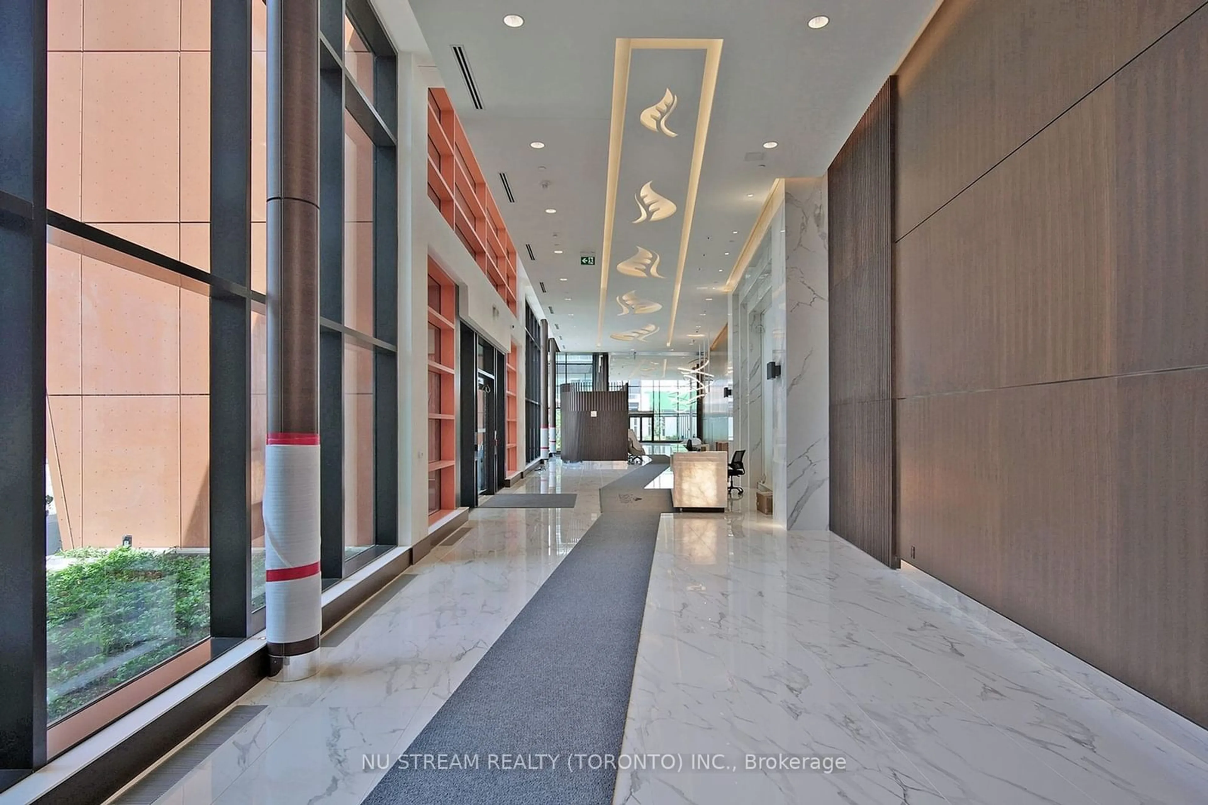 Indoor foyer for 95 Mcmahon Dr #1702, Toronto Ontario M2K 0H2