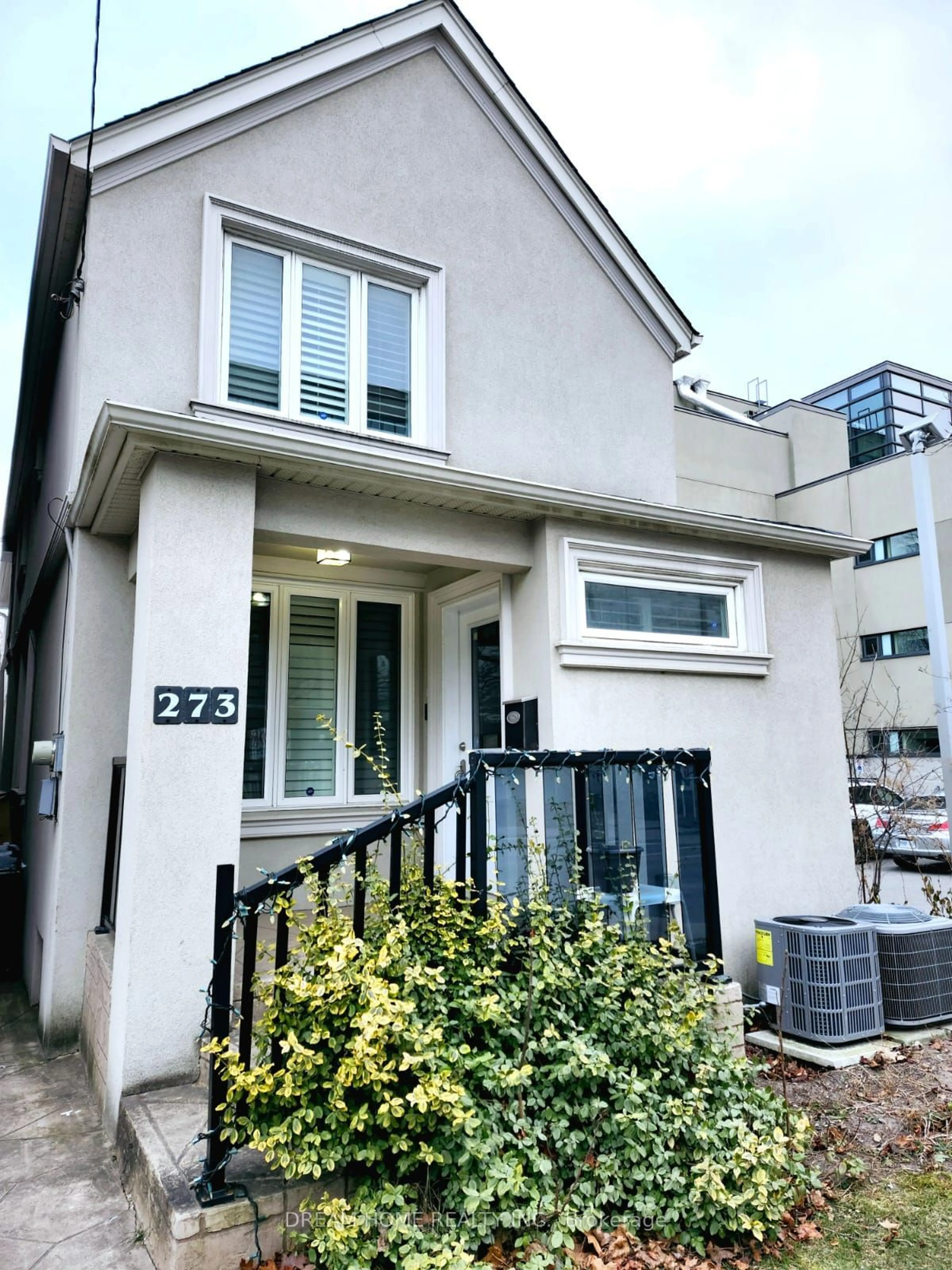 Home with vinyl exterior material, street for 273 Davisville Ave, Toronto Ontario M4S 1H1