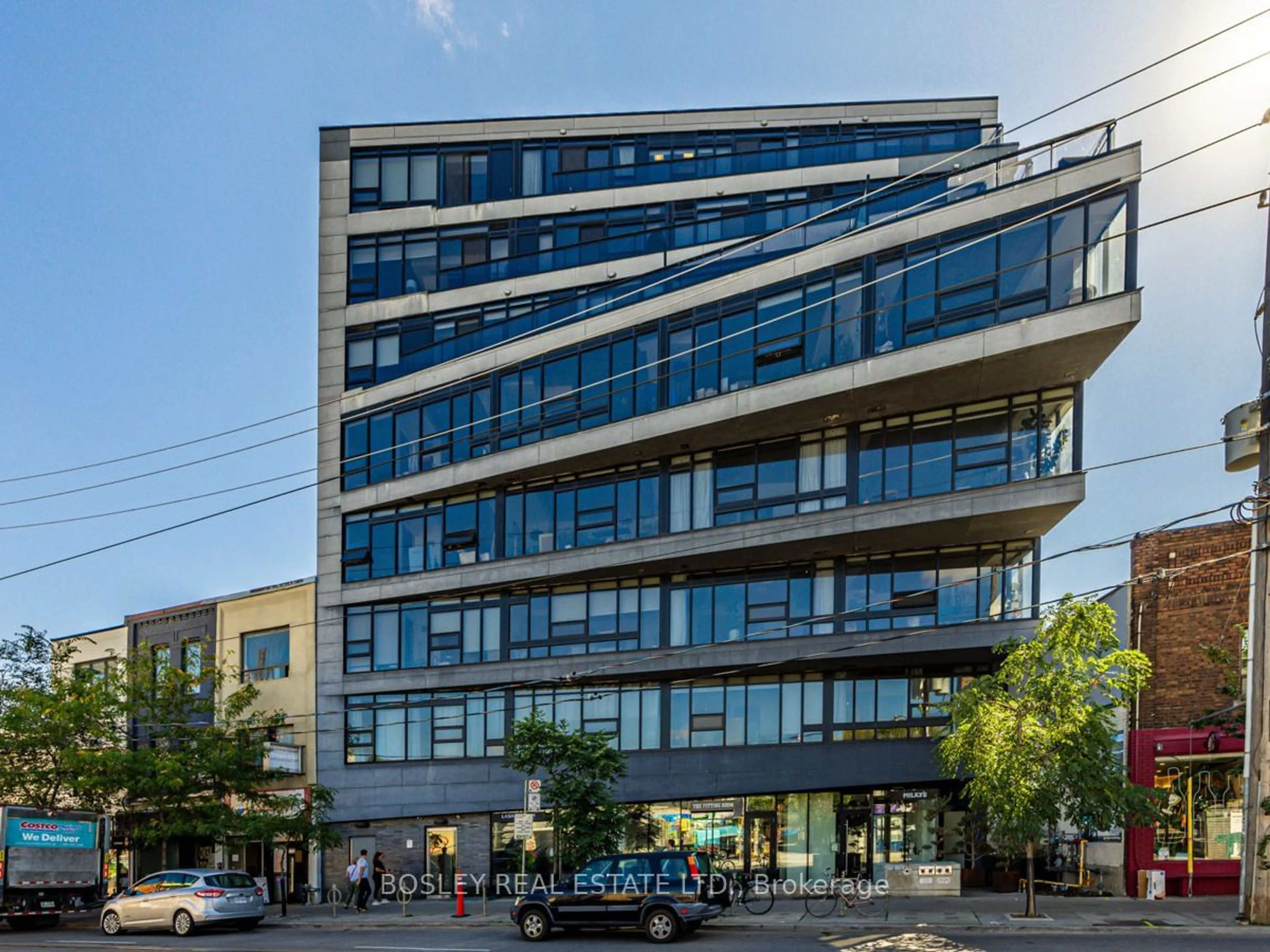 Indoor foyer for 1239 Dundas St #703, Toronto Ontario M6J 1X6