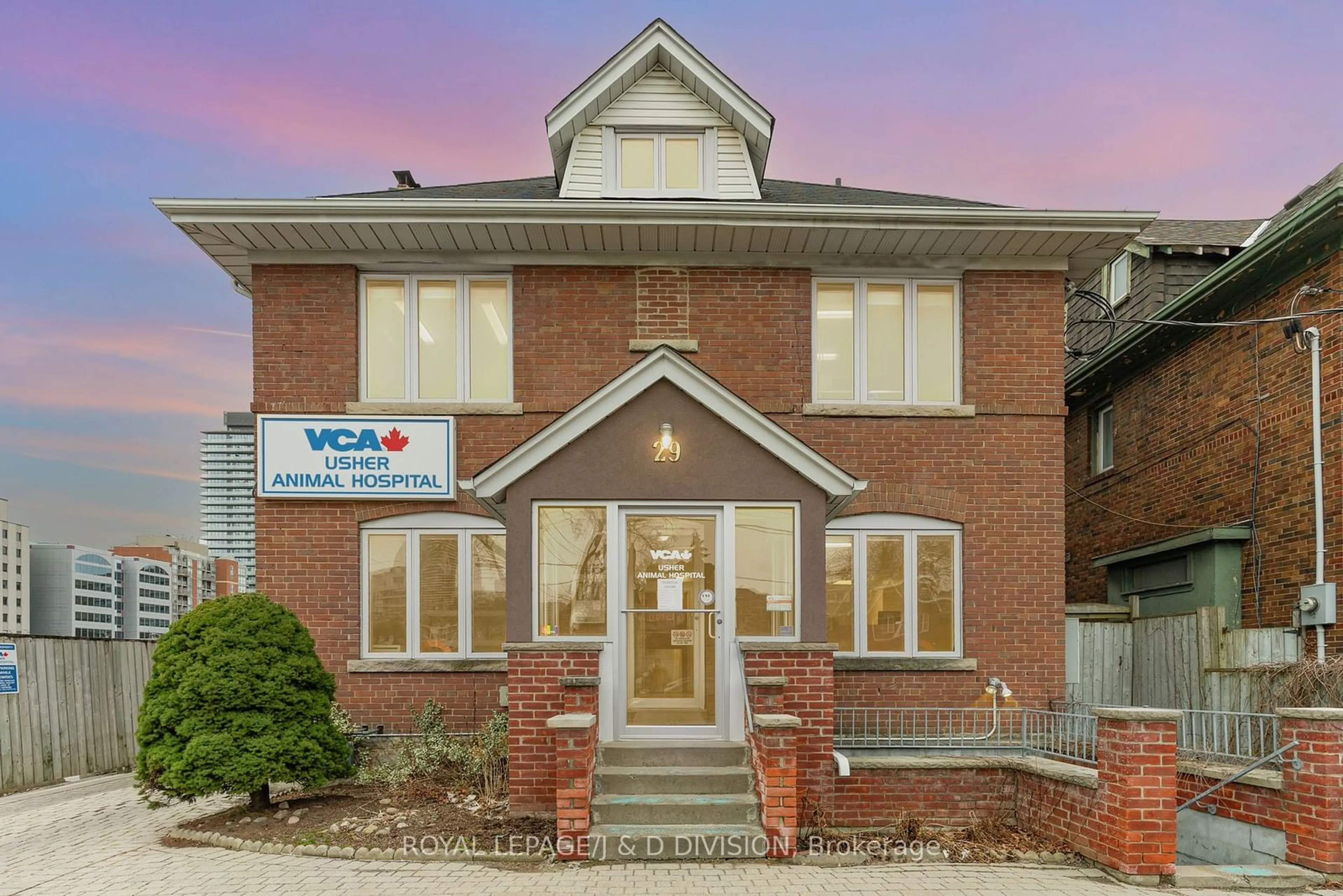 Home with brick exterior material, unknown for 29 Chaplin Cres, Toronto Ontario M5P 1A2